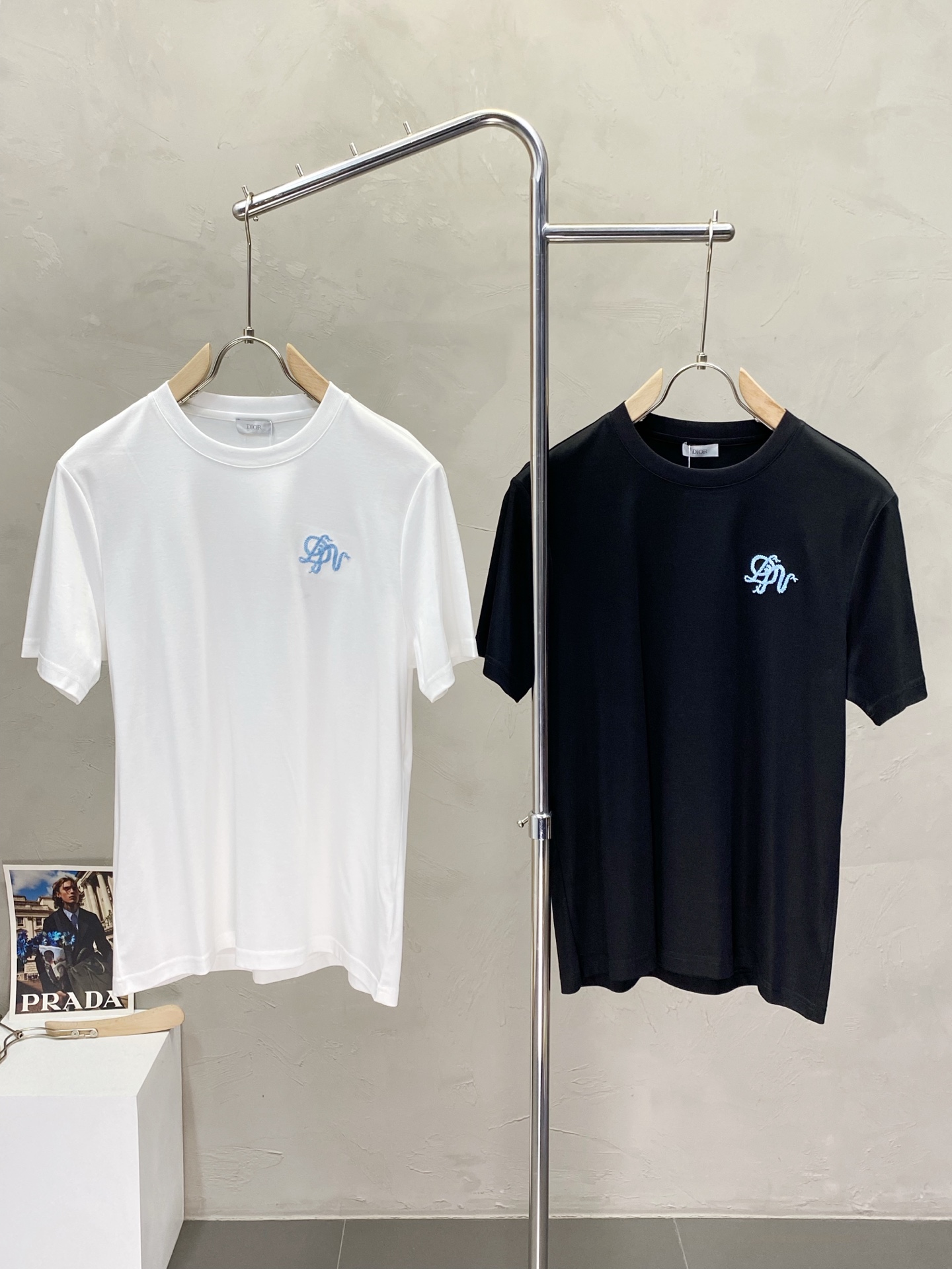 NO:162693,.Dior exclusively offers new men's casual short sleeves, high-end customization, high-end version, fashionable and versatile imported fabric, super soft and delicate, skin-friendly and comfortable to wear, high-end boutique, OEM, fine production, very good for the top body, men's essential items, complete three standards, code M-3XL,,dior,dior,T-shirt,alexander wang19860909.Dior迪奥独家专供新款男士休闲短袖 高端定制 高端版本 时尚百搭爆款进口面料 手感超柔软细腻 穿着亲肤舒适 高端精品 代工厂精细做上身非常赞 男士必备单品 三标齐全 码数M-3XL,,dior,dior,T-shirt,alexander wang,Men's clothing