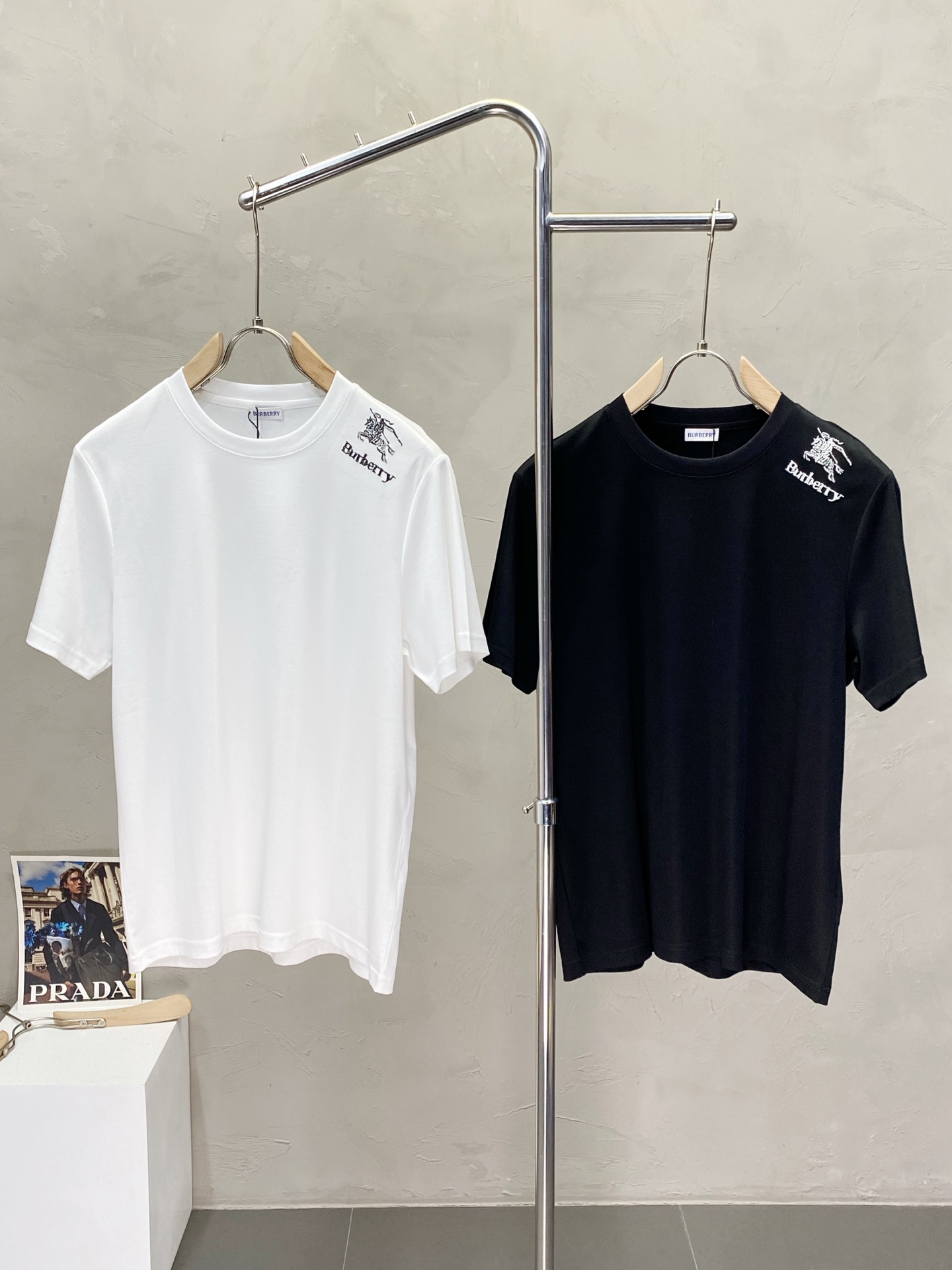 NO:162688,.Burberry Burberry exclusively offers new men's casual short sleeves, high-end customization, high-end version, fashionable and versatile imported fabric, super soft and delicate, skin-friendly and comfortable to wear, high-end boutique, OEM, fine production, very good for the upper body, men's essential items, complete three standards, M-3XL,,burberry,burberry,T-shirt,alexander wang19860909.Burberry巴宝莉独家专供新款男士休闲短袖 高端定制 高端版本 时尚百搭爆款进口面料 手感超柔软细腻 穿着亲肤舒适 高端精品 代工厂精细做上身非常赞 男士必备单品 三标齐全 码数M-3XL,,burberry,burberry,T-shirt,alexander wang,Men's clothing