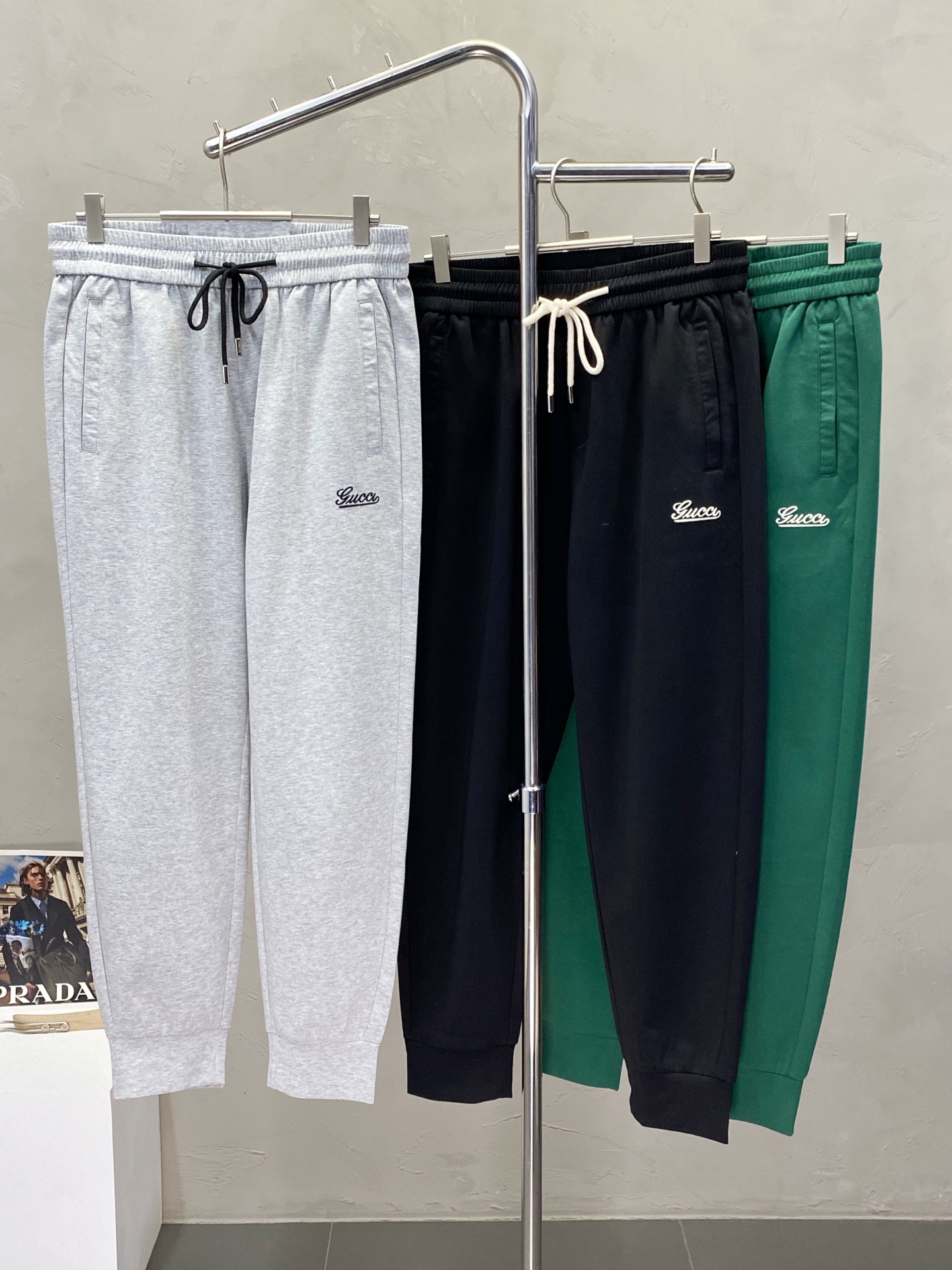 NO:162659,.Gucci exclusively offers new spring and summer casual pants, high-end version!  Customized fabrics for counters are breathable and comfortable, with impeccable details. The brand element design concept reflects high quality. The feel is delicate and soft!  It is casually cut, with a great upper body style!  Code number M-3XL, gucci, gucci, alexander wang19860909.Gucci古驰独家专供新款春夏休闲裤 高端版本！专柜定制面料 透气舒适度高,细节无可挑剔.品牌元素设计理念,体现高品质.手感细腻柔软！呈现休闲裁剪,上身版型超赞！码数M-3XL,,gucci,gucci,alexander wang,Men's clothing