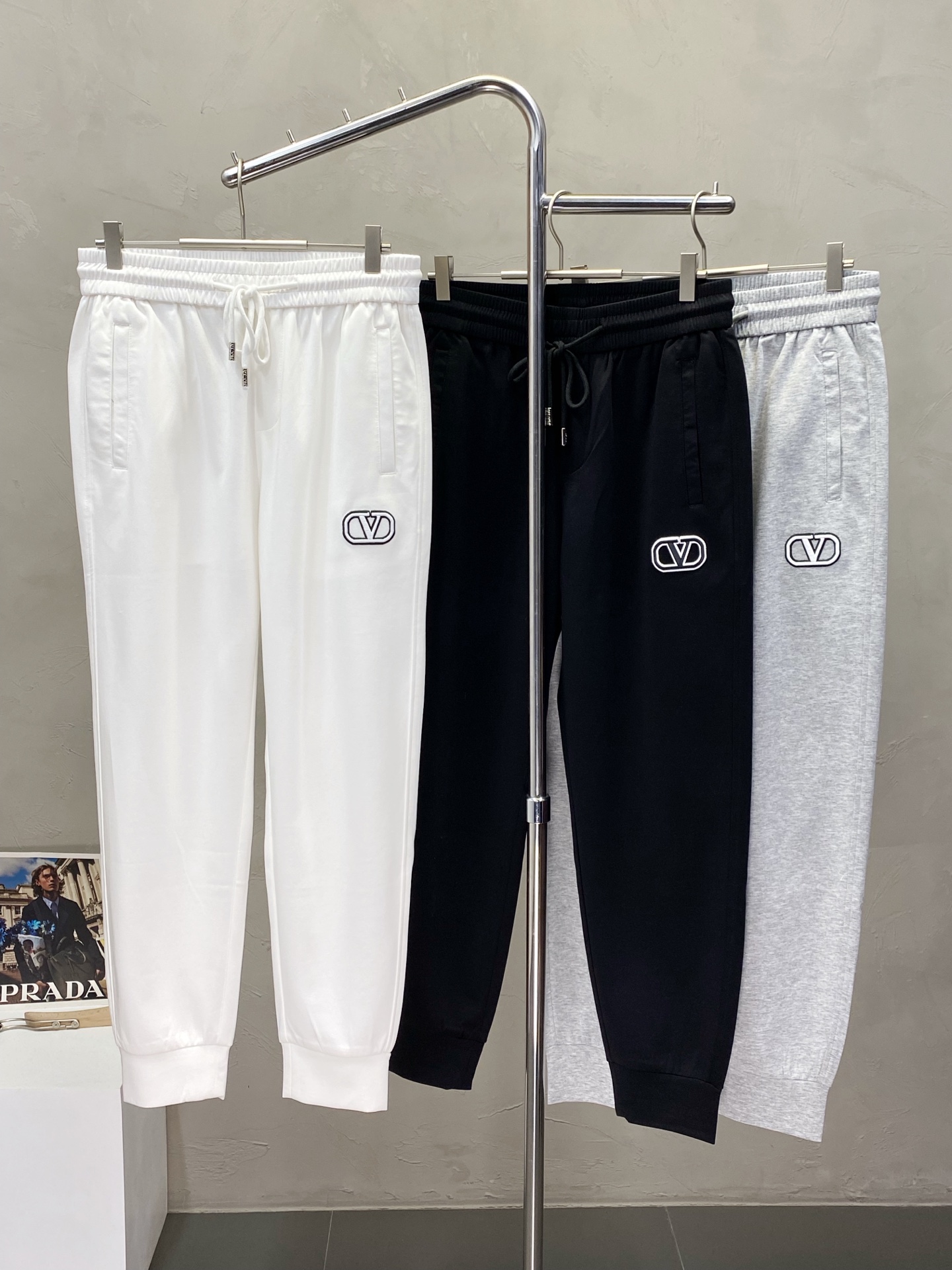 NO:162653,.VALENTINO Valentino exclusively offers new spring and summer casual pants, high-end version!  Customized fabrics for counters are breathable and comfortable, with impeccable details. The brand element design concept reflects high quality. The feel is delicate and soft!  It is casually cut, with a great upper body style!  Code number M-3XL, valentino, valentino, alexander wang19860909.VALENTINO华伦天奴独家专供新款春夏休闲裤 高端版本！专柜定制面料 透气舒适度高,细节无可挑剔.品牌元素设计理念,体现高品质.手感细腻柔软！呈现休闲裁剪,上身版型超赞！码数M-3XL,,valentino,valentino,alexander wang,Men's clothing