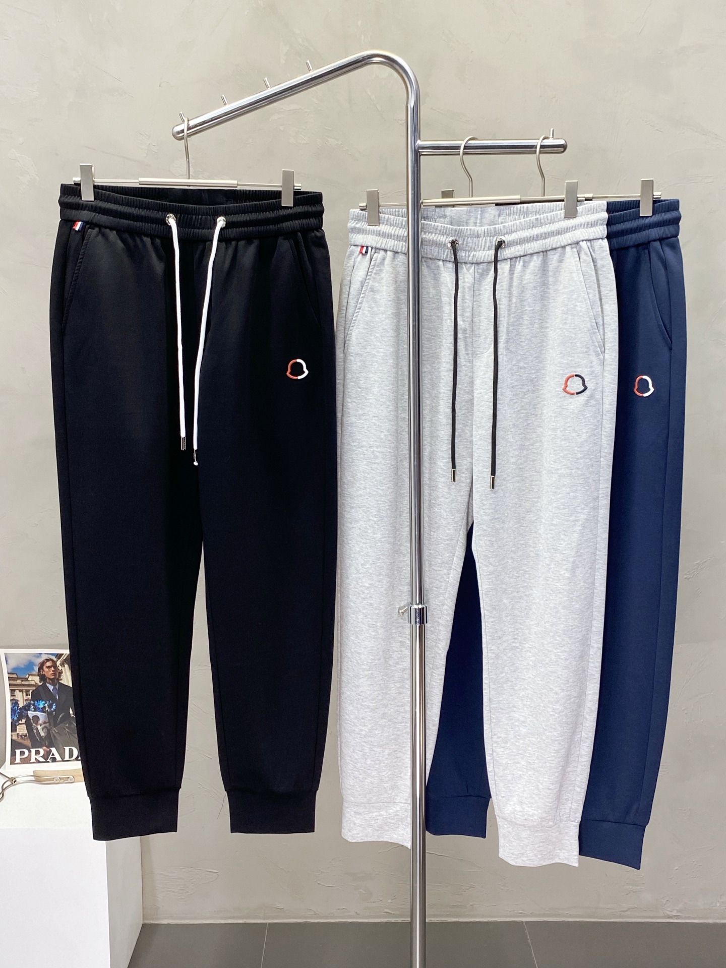 NO:162647,.Moncler masked exclusively for new spring and summer casual pants, high-end version!  Customized fabrics for counters are breathable and comfortable, with impeccable details. The brand element design concept reflects high quality. The feel is delicate and soft!  It is casually cut, with a great upper body style!  Code number M-3XL, christian louboutin, Moncler, alexander wang19860909.Moncler蒙口独家专供新款春夏休闲裤 高端版本！专柜定制面料 透气舒适度高,细节无可挑剔.品牌元素设计理念,体现高品质.手感细腻柔软！呈现休闲裁剪,上身版型超赞！码数M-3XL,,christian louboutin,Moncler,alexander wang,Men's clothing