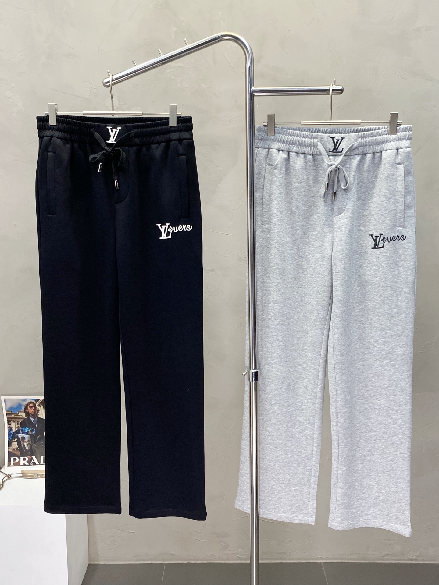 NO:161410,.Louis Vuitton exclusively for new spring and summer casual pants high-end version!  Customized fabrics for counters are breathable and comfortable, with impeccable details. The brand element design concept reflects high quality. The feel is delicate and soft!  It is casually cut, with a great upper body style!  Code number M-3XL, louis vuitton,louis vuitton,alexander wang19860909.Louis Vuitton路易威登独家专供新款春夏休闲裤 高端版本！专柜定制面料 透气舒适度高,细节无可挑剔.品牌元素设计理念,体现高品质.手感细腻柔软！呈现休闲裁剪,上身版型超赞！码数M-3XL,,louis vuitton,louis vuitton,alexander wang,Men's clothing