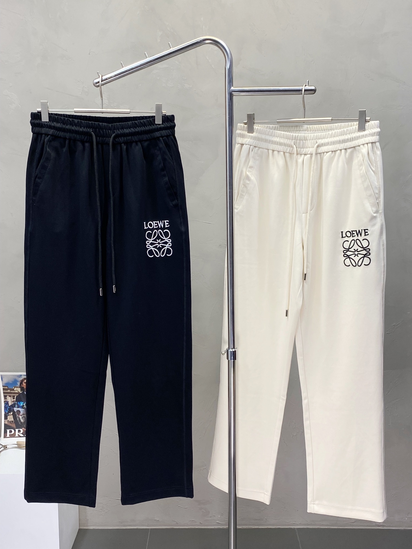 NO:161391,.LOEWE exclusively offers new spring and summer casual pants, high-end version!  Customized fabrics for counters are breathable and comfortable, with impeccable details. The brand element design concept reflects high quality. The feel is delicate and soft!  It is casually cut, with a great upper body style!  Code number M-3XL, loewe, loewe, alexander wang19860909.LOEWE罗意威独家专供新款春夏休闲裤 高端版本！专柜定制面料 透气舒适度高,细节无可挑剔.品牌元素设计理念,体现高品质.手感细腻柔软！呈现休闲裁剪,上身版型超赞！码数M-3XL,,loewe,loewe,alexander wang,Men's clothing