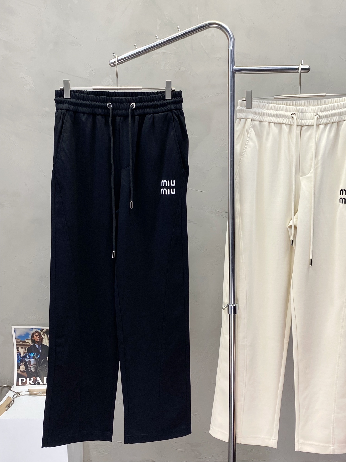 NO:162669,.Miumiu exclusively offers new spring and summer casual pants, high-end version!  Customized fabrics for counters are breathable and comfortable, with impeccable details. The brand element design concept reflects high quality. The feel is delicate and soft!  It is casually cut, with a great upper body style!  Code number M-3XL, miumiu, alexander wang19860909.Miumiu缪缪独家专供新款春夏休闲裤 高端版本！专柜定制面料 透气舒适度高,细节无可挑剔.品牌元素设计理念,体现高品质.手感细腻柔软！呈现休闲裁剪,上身版型超赞！码数M-3XL,,miumiu,alexander wang,Men's clothing