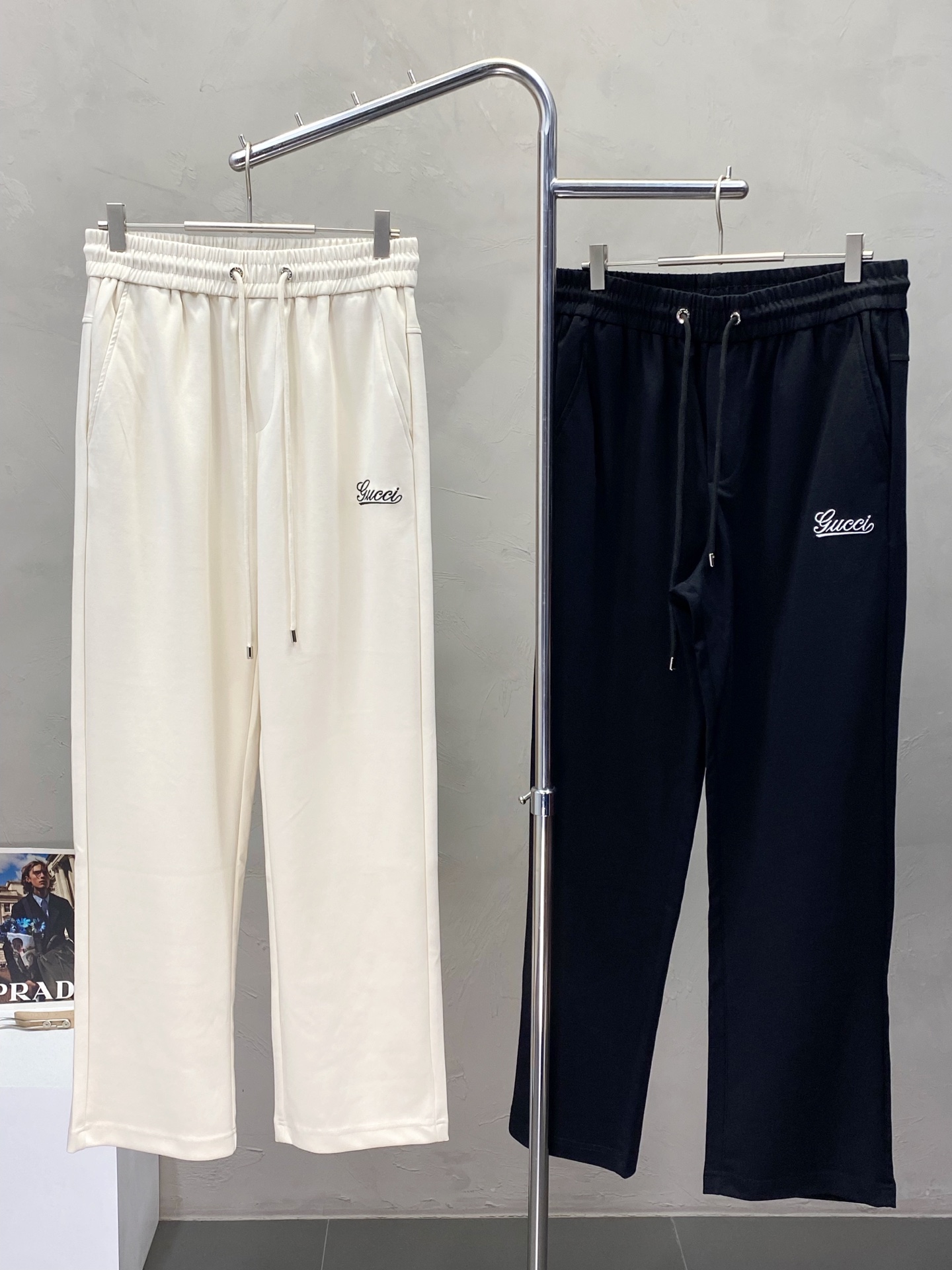 NO:161394,.Gucci exclusively offers new spring and summer casual pants, high-end version!  Customized fabrics for counters are breathable and comfortable, with impeccable details. The brand element design concept reflects high quality. The feel is delicate and soft!  It is casually cut, with a great upper body style!  Code number M-3XL, gucci, gucci, alexander wang19860909.Gucci古驰独家专供新款春夏休闲裤 高端版本！专柜定制面料 透气舒适度高,细节无可挑剔.品牌元素设计理念,体现高品质.手感细腻柔软！呈现休闲裁剪,上身版型超赞！码数M-3XL,,gucci,gucci,alexander wang,Men's clothing