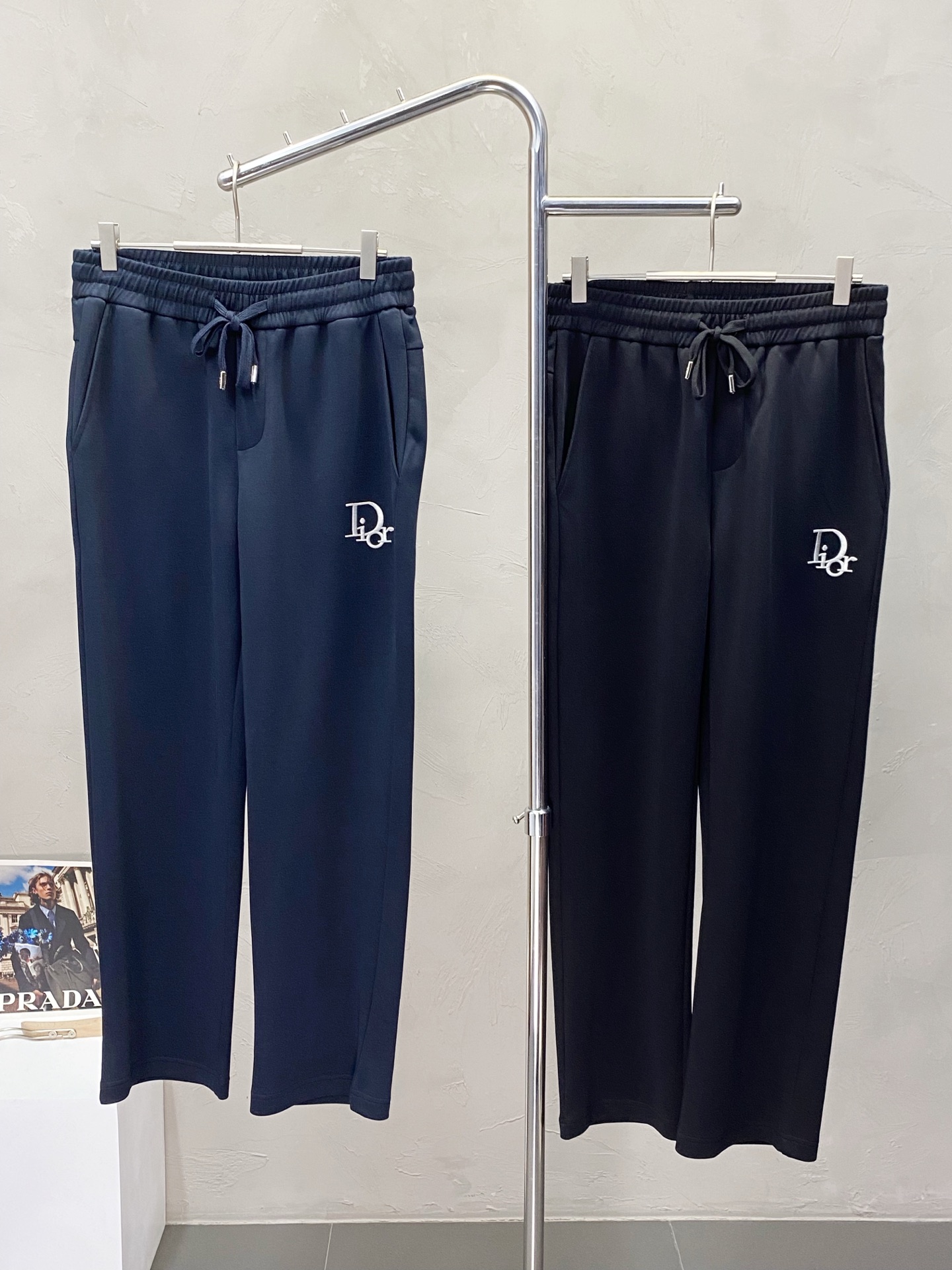 NO:161400,.Dior exclusively offers new spring and summer casual pants, high-end version!  Customized fabrics for counters are breathable and comfortable, with impeccable details. The brand element design concept reflects high quality. The feel is delicate and soft!  It is casually cut, with a great upper body style!  Code number M-3XL, dior, dior, alexander wang19860909.Dior迪奥独家专供新款春夏休闲裤 高端版本！专柜定制面料 透气舒适度高,细节无可挑剔.品牌元素设计理念,体现高品质.手感细腻柔软！呈现休闲裁剪,上身版型超赞！码数M-3XL,,dior,dior,alexander wang,Men's clothing