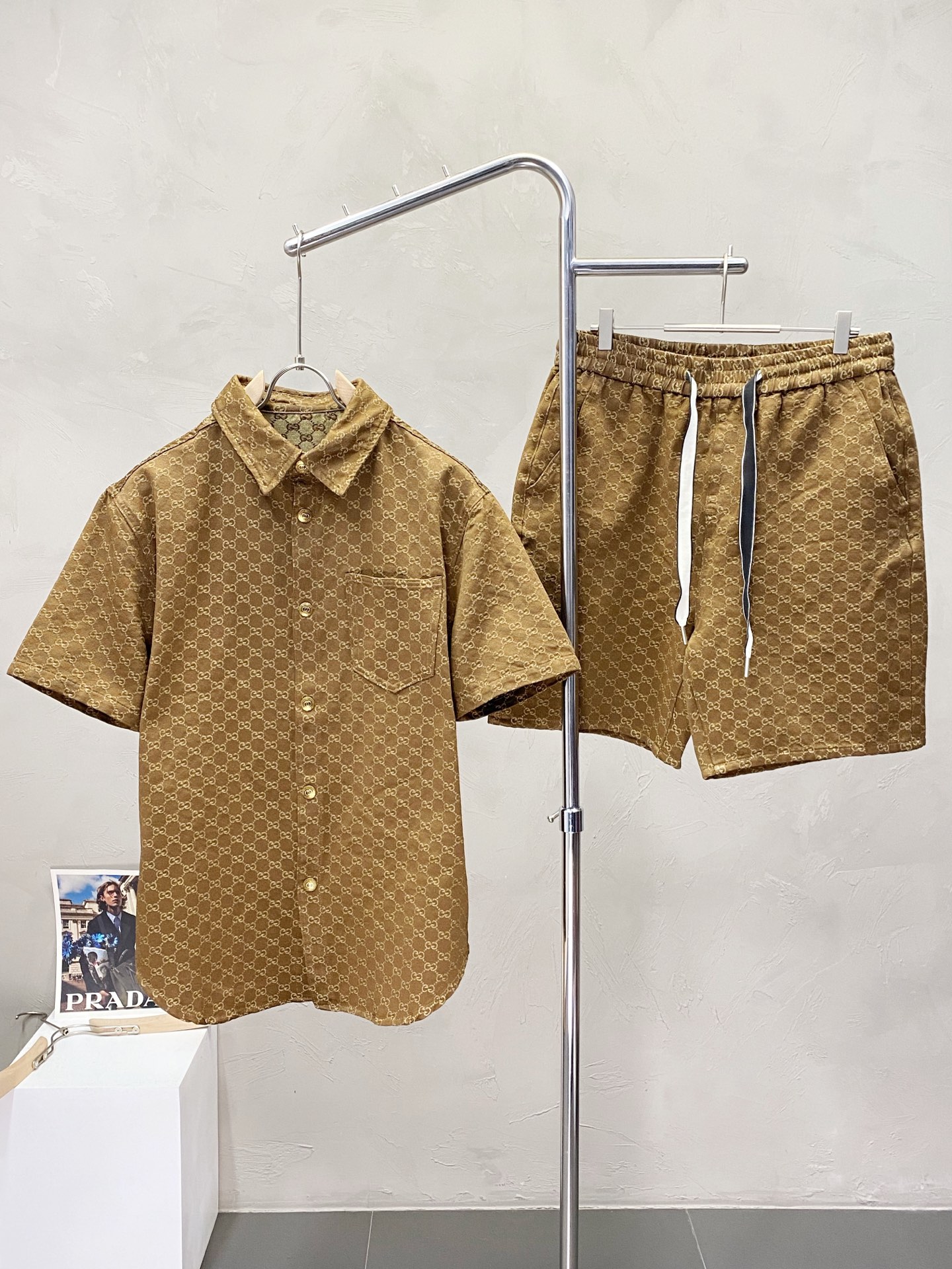 NO:161441,Tops and shorts P. Gucci exclusively provides the same suit for the new spring and summer counter, breathable, comfortable and casual!  Full of high-end feeling!  The details are exquisite and high-end, and the workmanship is impeccable!  The original high-end fabric looks high-end!  The fabric is soft, delicate and comfortable, moisture absorption, quick drying, breathable, neat and stylish. The code number M-2XL, gucci, gucci, shorts, alexander wang19860909上衣、短裤P.Gucci古驰独家专供春夏新款专柜同款套装,透气舒适休闲！高级感满满！细节精致高档,做工无可挑剔！原版高端面料很显高级！面料柔软细腻舒适 吸湿速干透气,利落有型.码数M-2XL,,gucci,gucci,shorts,alexander wang,Men's clothing