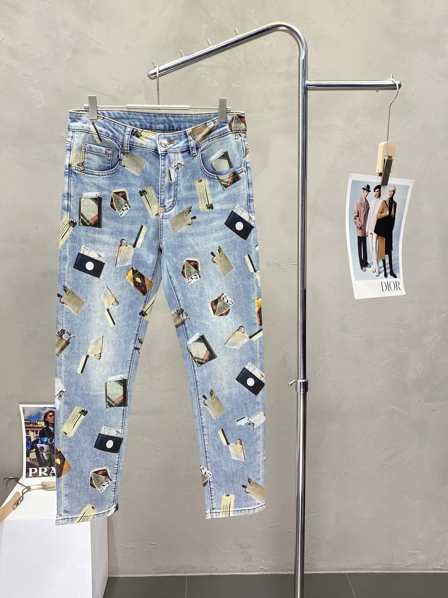 NO:161389,.Dolce & Gabbana exclusively offers new styles of casual jeans high-end version!  Customized fabrics for counters are breathable and comfortable, with impeccable details, and the brand element design concept reflects high quality. Logo pattern, delicate and soft feel!  It is casually cut, with a great upper body style!  28-38, Dolce & Gabbana, Dolce & Gabbana, jeans, alexander wang19860909.Dolce&Gabbana杜嘉班纳独家专供新款 休闲牛仔裤高端版本！专柜定制面料 透气舒适度高,细节无可挑剔,品牌元素设计理念,体现高品质.logo图案,手感细腻柔软！呈现休闲裁剪,上身版型超赞！码数28-38,,Dolce&Gabbana,Dolce&Gabbana,jeans,alexander wang,Men's clothing