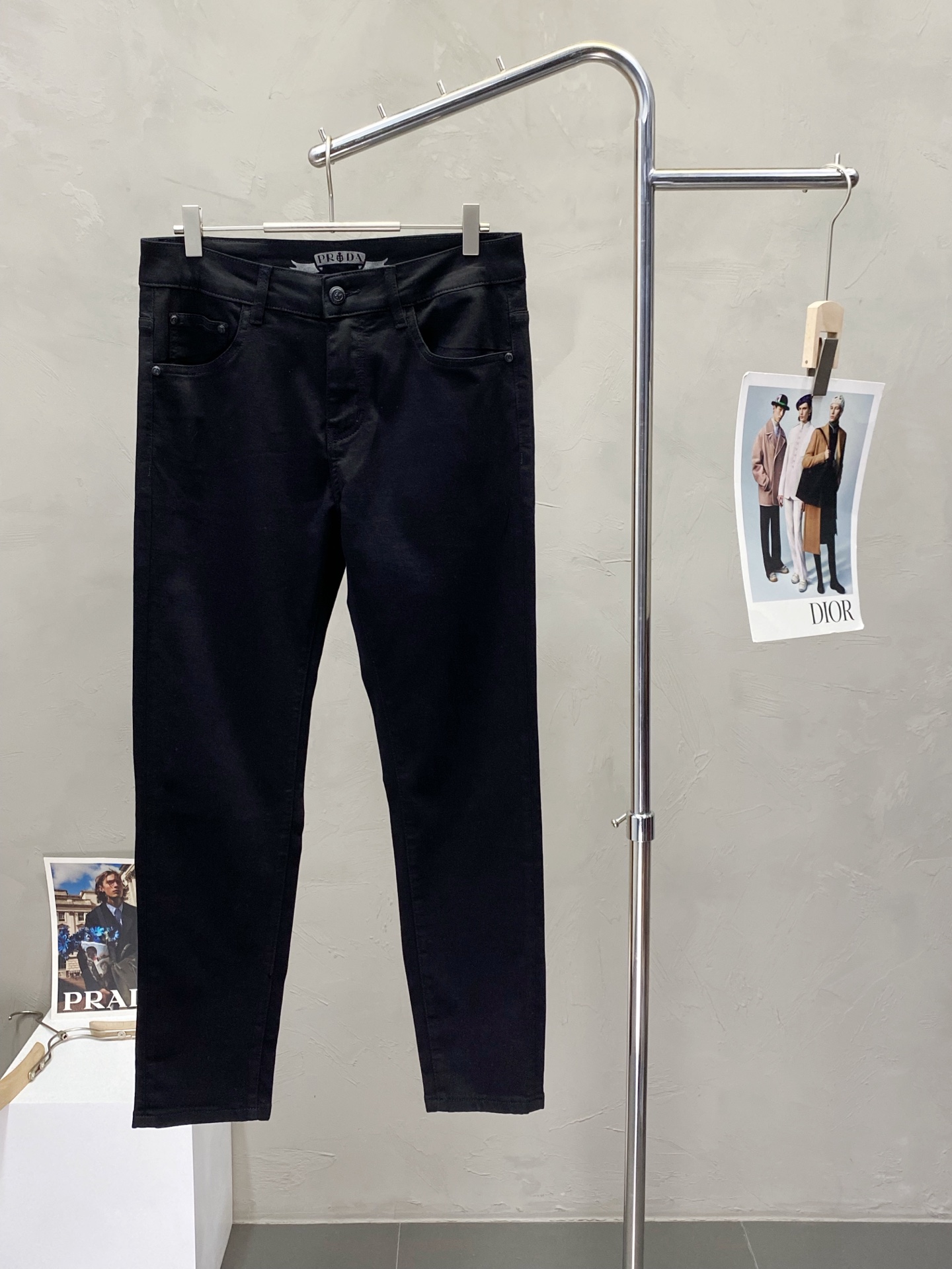 NO:161392,.Prada exclusively available in new styles, casual jeans high-end version!  Customized fabrics for counters are breathable and comfortable, with impeccable details, and the brand element design concept reflects high quality. Logo pattern, delicate and soft feel!  It is casually cut, with a great upper body style!  Number of codes 28-38, prada, prada, jeans, alexander wang19860909.Prada普拉达独家专供新款 休闲牛仔裤高端版本！专柜定制面料 透气舒适度高,细节无可挑剔,品牌元素设计理念,体现高品质.logo图案,手感细腻柔软！呈现休闲裁剪,上身版型超赞！码数28-38,,prada,prada,jeans,alexander wang,Men's clothing