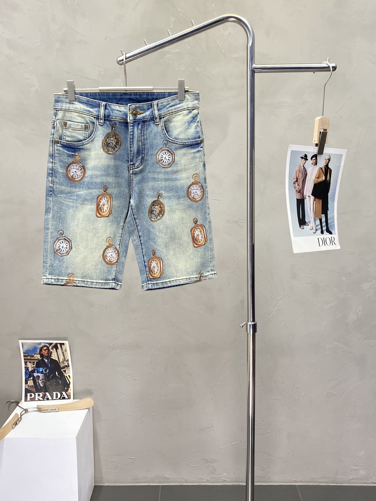 NO:161404,.Dolce & Gabbana exclusively offers new styles of casual denim shorts high-end version!  Customized fabrics for counters are breathable and comfortable, with impeccable details, and the brand element design concept reflects high quality. Logo pattern, delicate and soft feel!  It is casually cut, with a great upper body style!  Number of codes 28-38, Dolce & Gabbana, Dolce & Gabbana, shorts, alexander wang19860909.Dolce&Gabbana杜嘉班纳独家专供新款 休闲牛仔短裤高端版本！专柜定制面料 透气舒适度高,细节无可挑剔,品牌元素设计理念,体现高品质.logo图案,手感细腻柔软！呈现休闲裁剪,上身版型超赞！码数28-38,,Dolce&Gabbana,Dolce&Gabbana,shorts,alexander wang,Men's clothing