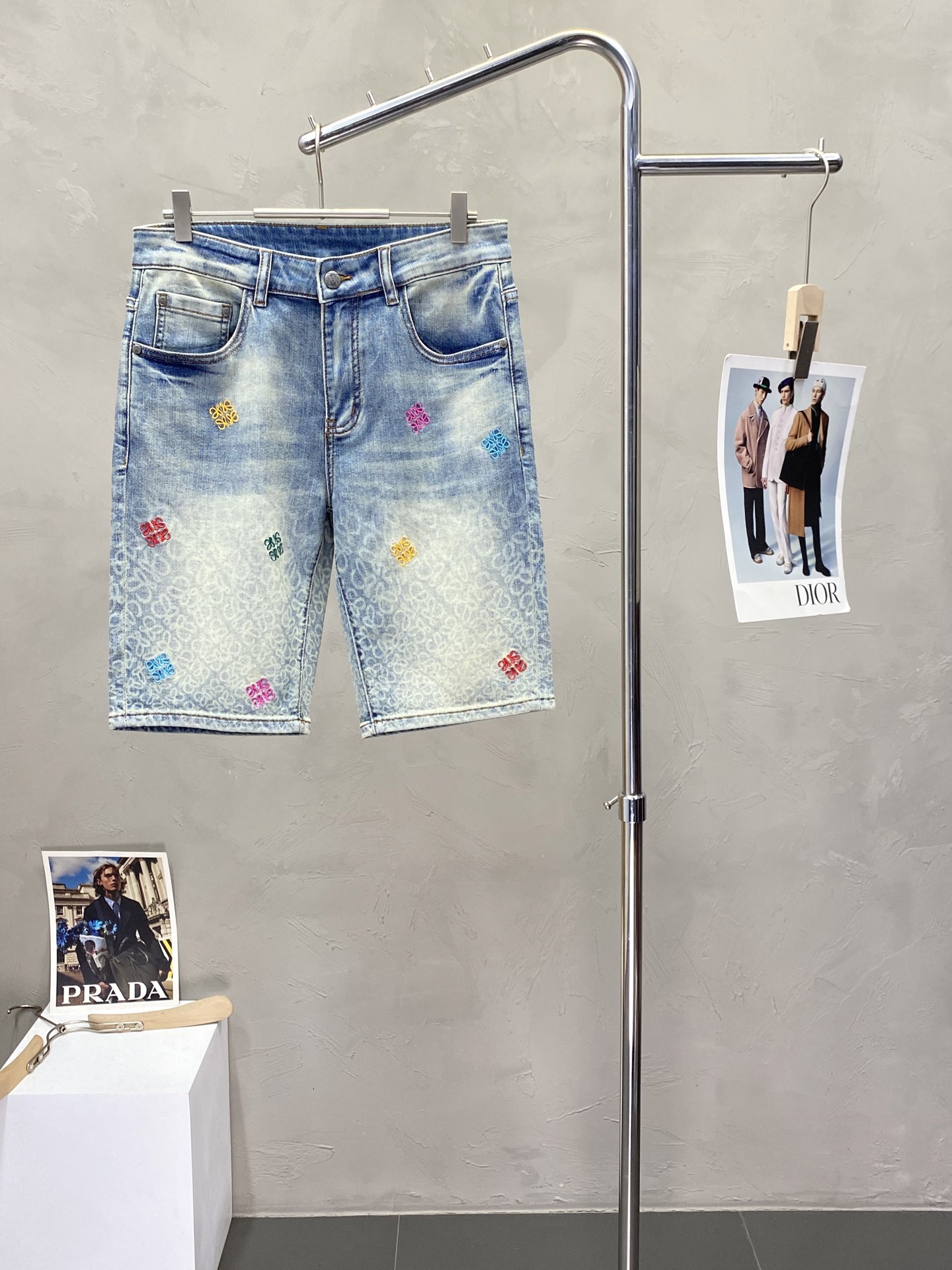 NO:161398,.LOEWE exclusively available for new styles of casual denim shorts high-end version!  Customized fabrics for counters are breathable and comfortable, with impeccable details, and the brand element design concept reflects high quality. Logo pattern, delicate and soft feel!  It is casually cut, with a great upper body style!  Count 28-38, loewe, loewe, shorts, alexander wang19860909.LOEWE罗意威独家专供新款 休闲牛仔短裤高端版本！专柜定制面料 透气舒适度高,细节无可挑剔,品牌元素设计理念,体现高品质.logo图案,手感细腻柔软！呈现休闲裁剪,上身版型超赞！码数28-38,,loewe,loewe,shorts,alexander wang,Men's clothing