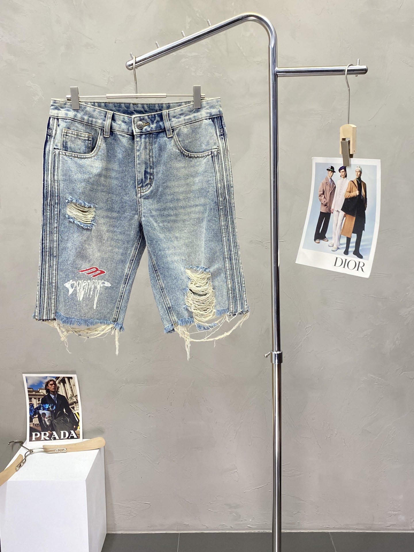 NO:161401,.Balenciga exclusively for new styles, casual denim shorts high-end version!  Customized fabrics for counters are breathable and comfortable, with impeccable details, and the brand element design concept reflects high quality. Logo pattern, delicate and soft feel!  It is casually cut, with a great upper body style!  Count 28-38, balenciaga, balenciaga, shorts, alexander wang19860909.Balenciga巴黎世家独家专供新款 休闲牛仔短裤高端版本！专柜定制面料 透气舒适度高,细节无可挑剔,品牌元素设计理念,体现高品质.logo图案,手感细腻柔软！呈现休闲裁剪,上身版型超赞！码数28-38,,balenciaga,balenciaga,shorts,alexander wang,Men's clothing