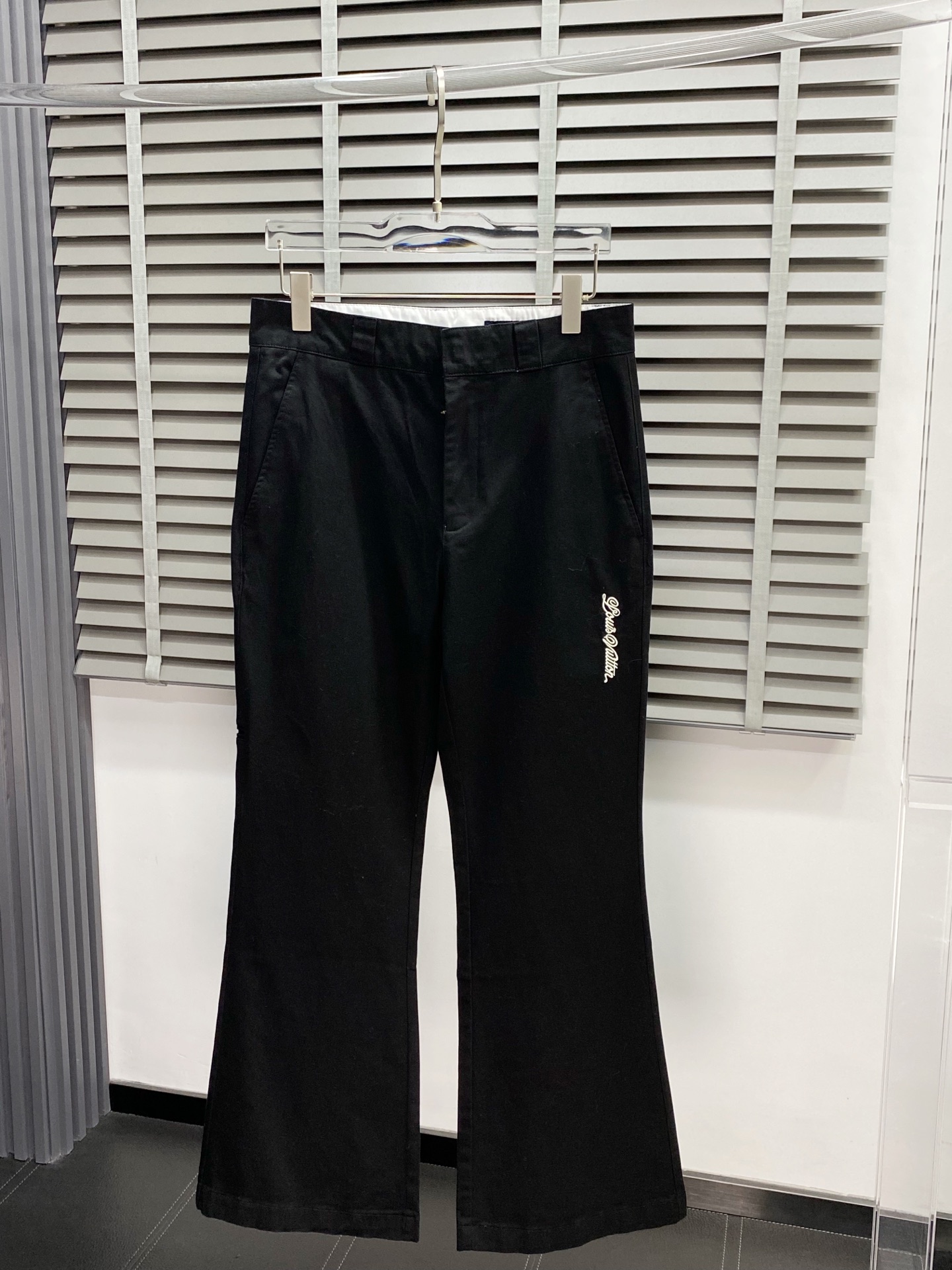 NO:162701,.Louis Vuitton exclusively for new casual trousers high-end version!  Customized fabrics for counters are breathable and comfortable, with impeccable details, and the brand element design concept reflects high quality. Logo pattern, delicate and soft feel!  It is casually cut, with a great upper body style!  S-XL, louis vuitton,louis vuitton,alexander wang19860909.Louis Vuitton路易威登独家专供新款 休闲微喇裤 高端版本！专柜定制面料 透气舒适度高,细节无可挑剔,品牌元素设计理念,体现高品质.logo图案,手感细腻柔软！呈现休闲裁剪,上身版型超赞！码数S-XL,,louis vuitton,louis vuitton,alexander wang,Men's clothing