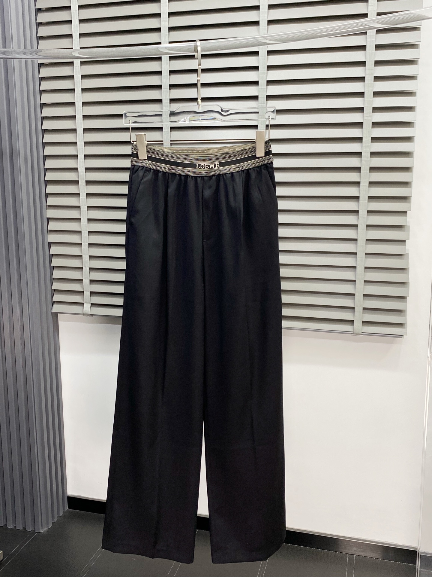 NO:162704,.LOEWE exclusively available for new spring and summer casual pants high-end version!  Customized fabrics for counters are breathable and comfortable, with impeccable details, and the brand element design concept reflects high quality. Logo pattern, delicate and soft feel!  It is casually cut, with a great upper body style!  Count 46-52, loewe, loewe, alexander wang19860909.LOEWE罗意威独家专供新款 春夏休闲裤 高端版本！专柜定制面料 透气舒适度高,细节无可挑剔,品牌元素设计理念,体现高品质.logo图案,手感细腻柔软！呈现休闲裁剪,上身版型超赞！码数46-52,,loewe,loewe,alexander wang,Men's clothing