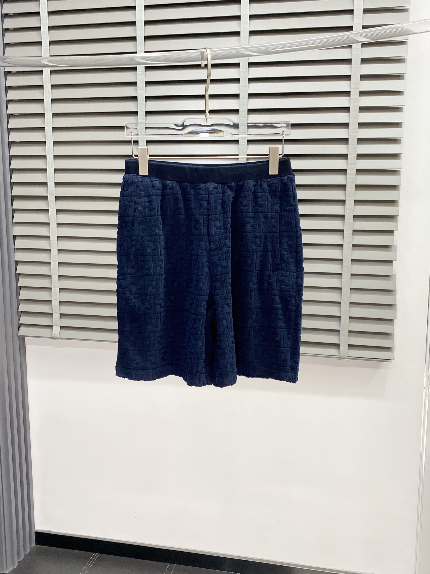 NO:162710,.FENDI exclusively offers new spring and summer casual shorts high-end version!  Customized fabrics for counters are breathable and comfortable, with impeccable details, and the brand element design concept reflects high quality. Logo pattern, delicate and soft feel!  It is casually cut, with a great upper body style!  Number of codes 44.46.48.50, fendi, fendi, shorts, alexander wang19860909.FENDI芬迪独家专供新款 春夏休闲短裤 高端版本！专柜定制面料 透气舒适度高,细节无可挑剔,品牌元素设计理念,体现高品质.logo图案,手感细腻柔软！呈现休闲裁剪,上身版型超赞！码数44.46.48.50,,fendi,fendi,shorts,alexander wang,Men's clothing