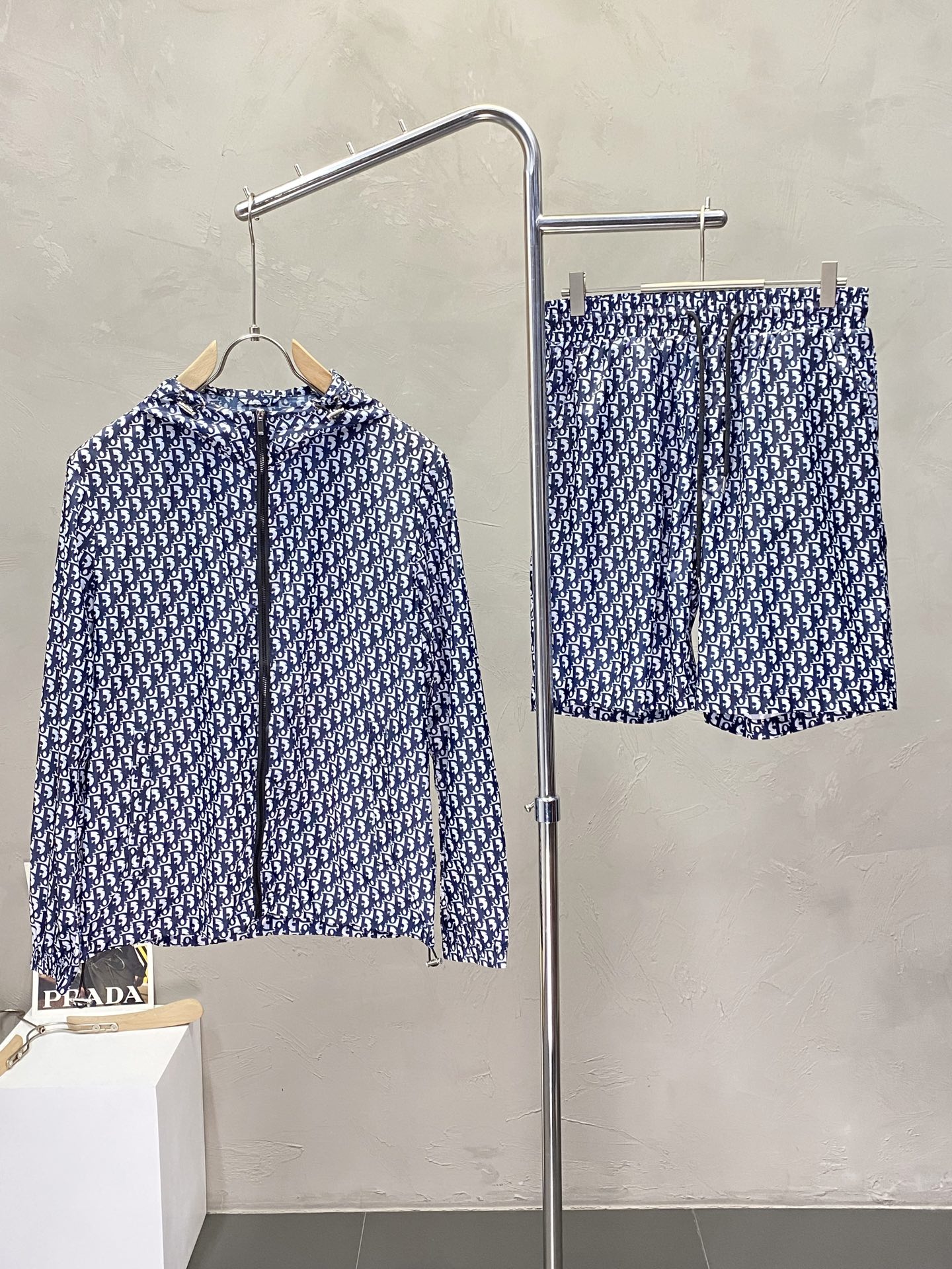 NO:162714,/Set.Dior exclusively offers the same spring and summer suit for the new counter, full of high-end feel!  The details are exquisite and high-end, and the workmanship is impeccable!  Imported fabrics are three-dimensional, exquisite and delicate. The original high-end double-sided jersey fabrics are very high-end!  Original zipper!  The fabric is crisp, wrinkle-resistant, wear-resistant, moisture absorption, quick drying and breathable, neat and stylish. The code number M-3XL, dior, dior, alexander wang19860909/套.Dior迪奥独家专供新款专柜同款春夏套装,高级感满满！细节精致高档,做工无可挑剔！进口面料 立体精致细腻.原版高端双面平纹针织面料很显高级！原版拉链！面料挺括抗皱耐磨,吸湿速干透气,利落有型.码数M-3XL,,dior,dior,alexander wang,Men's clothing