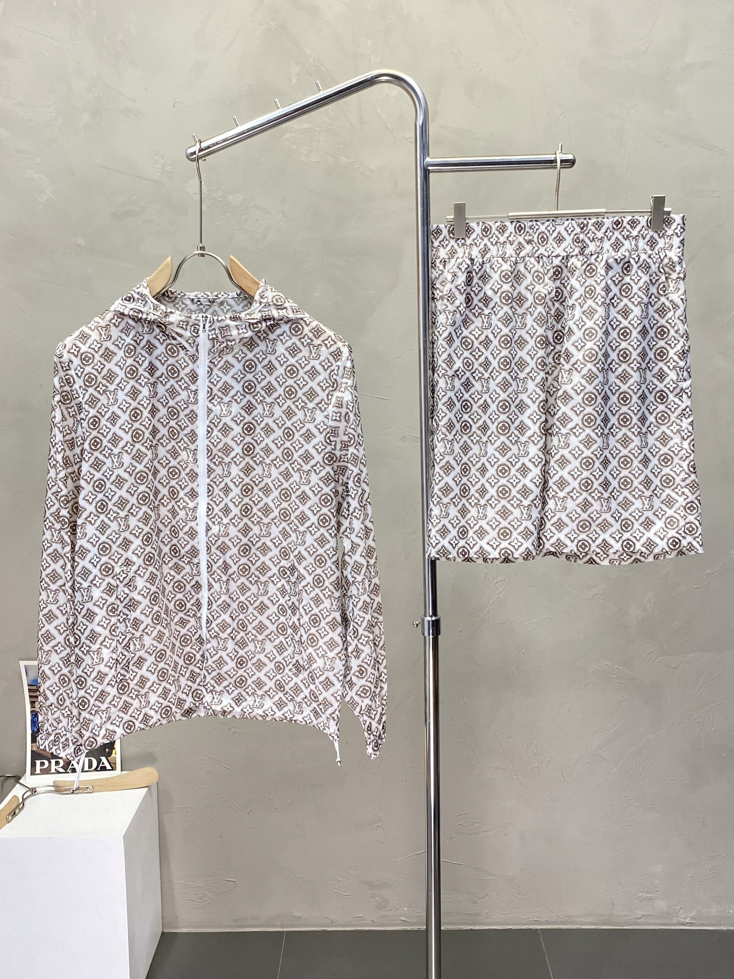 NO:162708,/Set.Louis Vuitton exclusively offers the same spring and summer set for the new counter, full of high-end feel!  The details are exquisite and high-end, and the workmanship is impeccable!  Imported fabrics are three-dimensional, exquisite and delicate. The original high-end double-sided jersey fabrics are very high-end!  Original zipper!  The fabric is crisp, wrinkle-resistant, wear-resistant, moisture absorption, quick drying and breathable, neat and stylish. The code number M-3XL, louis vuitton, louis vuitton, alexander wang19860909/套.Louis Vuitton路易威登独家专供新款专柜同款春夏套装,高级感满满！细节精致高档,做工无可挑剔！进口面料 立体精致细腻.原版高端双面平纹针织面料很显高级！原版拉链！面料挺括抗皱耐磨,吸湿速干透气,利落有型.码数M-3XL,,louis vuitton,louis vuitton,alexander wang,Men's clothing