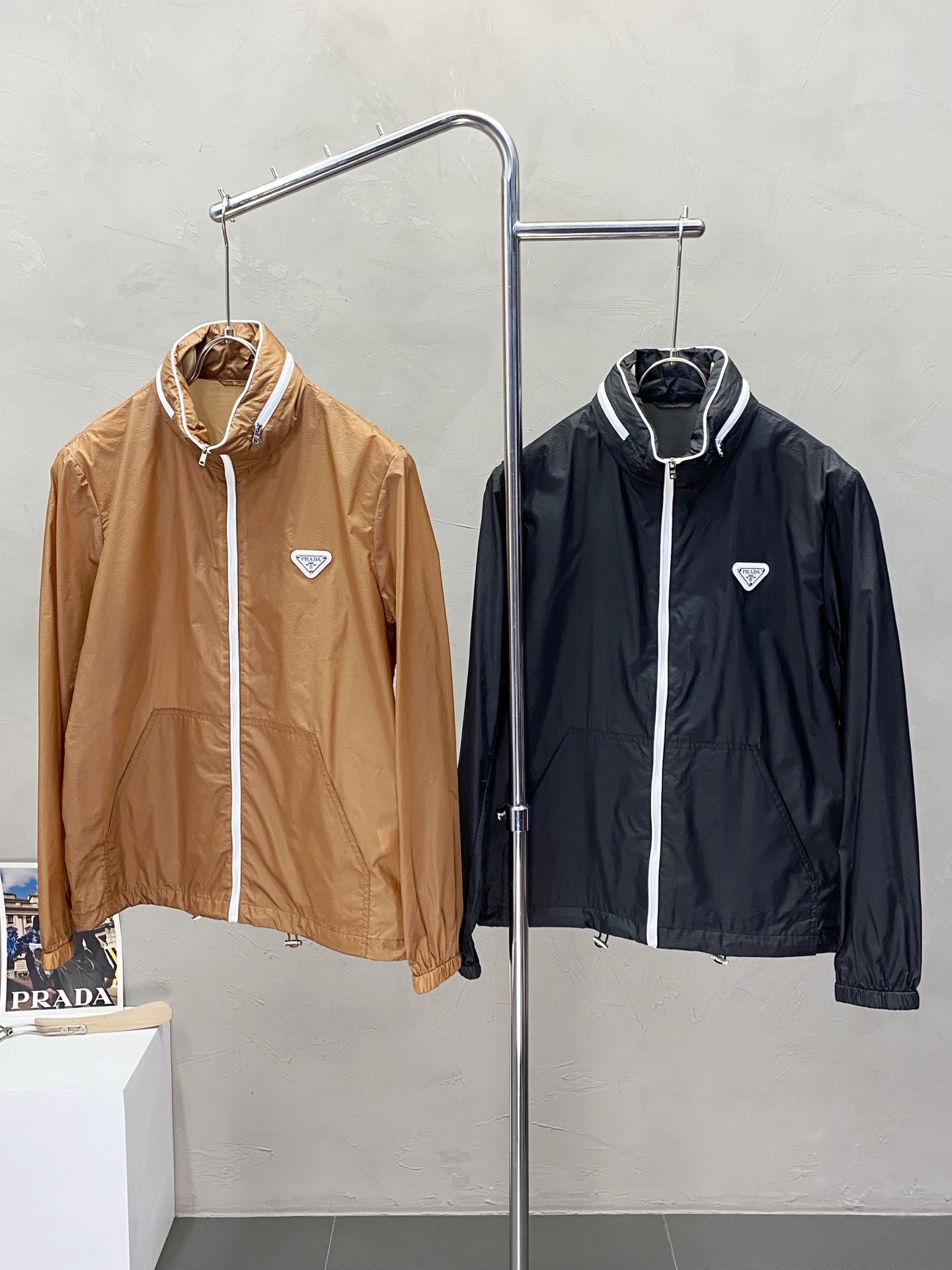 NO:162692,.Prada exclusively offers new original single men's casual spring and summer thin jacket, sun protection clothes. Hat can be sucked, breathable and comfortable, high-end customization, high-end version, fashionable and versatile imported fabric, super soft and delicate, skin-friendly and comfortable to wear, high-end boutique, OEM, fine-made top body, very good, men's essential items, three standards, M-3XL,,prada,prada, jackets & coats,hats,alexander wang19860909.Prada普拉达独家专供新款原单男士休闲春夏薄外套 防晒衣.帽子可收起设计 透气舒适 高端定制 高版本 时尚百搭爆款进口面料 手感超柔软细腻 穿着亲肤舒适 高端精品 代工厂精细做上身非常赞 男士必备单品 三标齐全 码数M-3XL,,prada,prada,jackets & coats,hats,alexander wang,Men's clothing