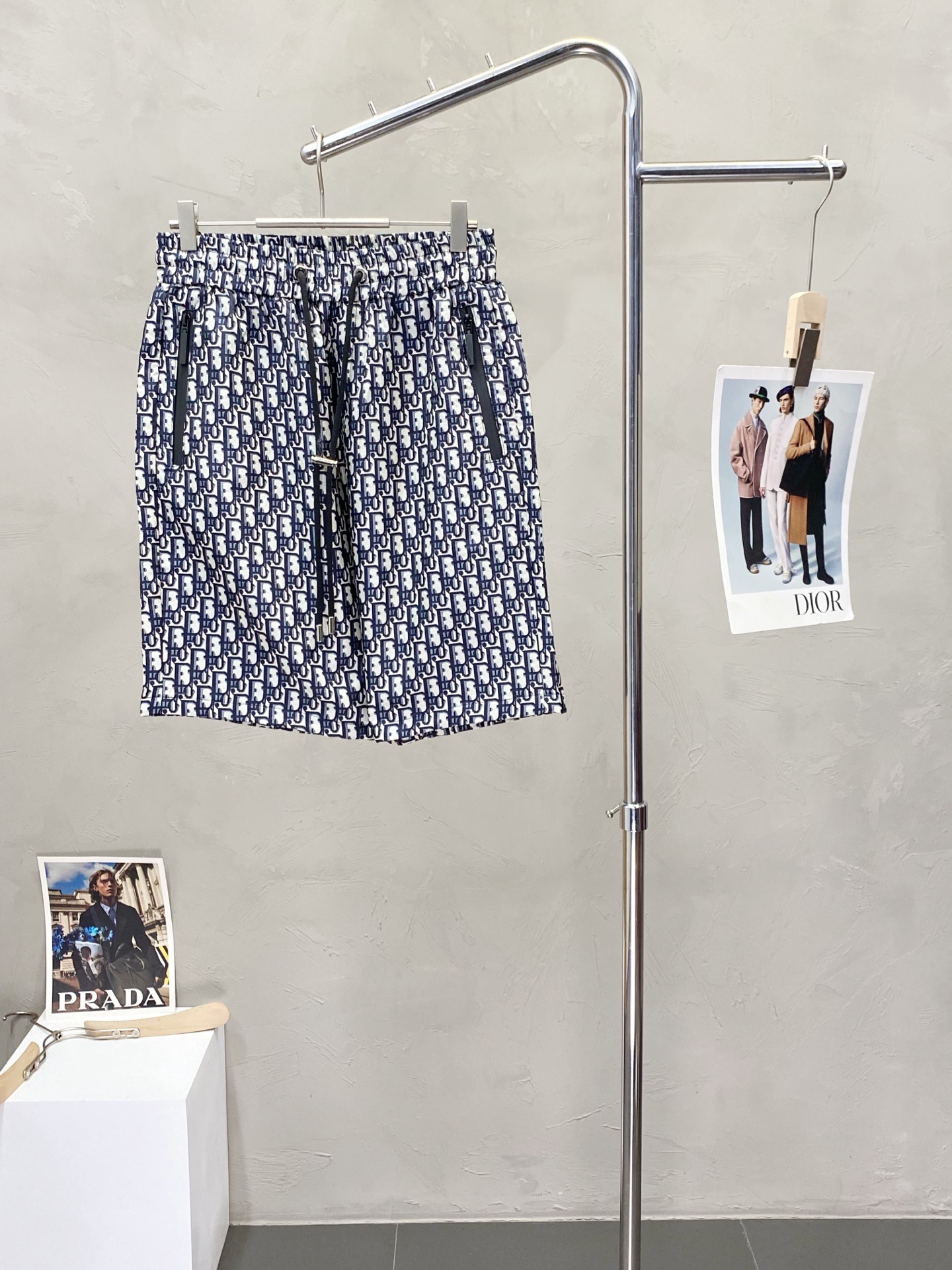 NO:162675,.Dior exclusively offers new casual shorts, high-end version!  Customized fabrics for counters are breathable and comfortable, with impeccable details, and the brand element design concept reflects high quality. The feel is delicate and soft!  It is casually cut, with a great upper body style!  Number of codes 48-56, dior, dior, shorts, alexander wang19860909.Dior迪奥独家专供新款休闲短裤,高端版本！专柜定制面料 透气舒适度高,细节无可挑剔,品牌元素设计理念,体现高品质.手感细腻柔软！呈现休闲裁剪,上身版型超赞！码数48-56,,dior,dior,shorts,alexander wang,Men's clothing