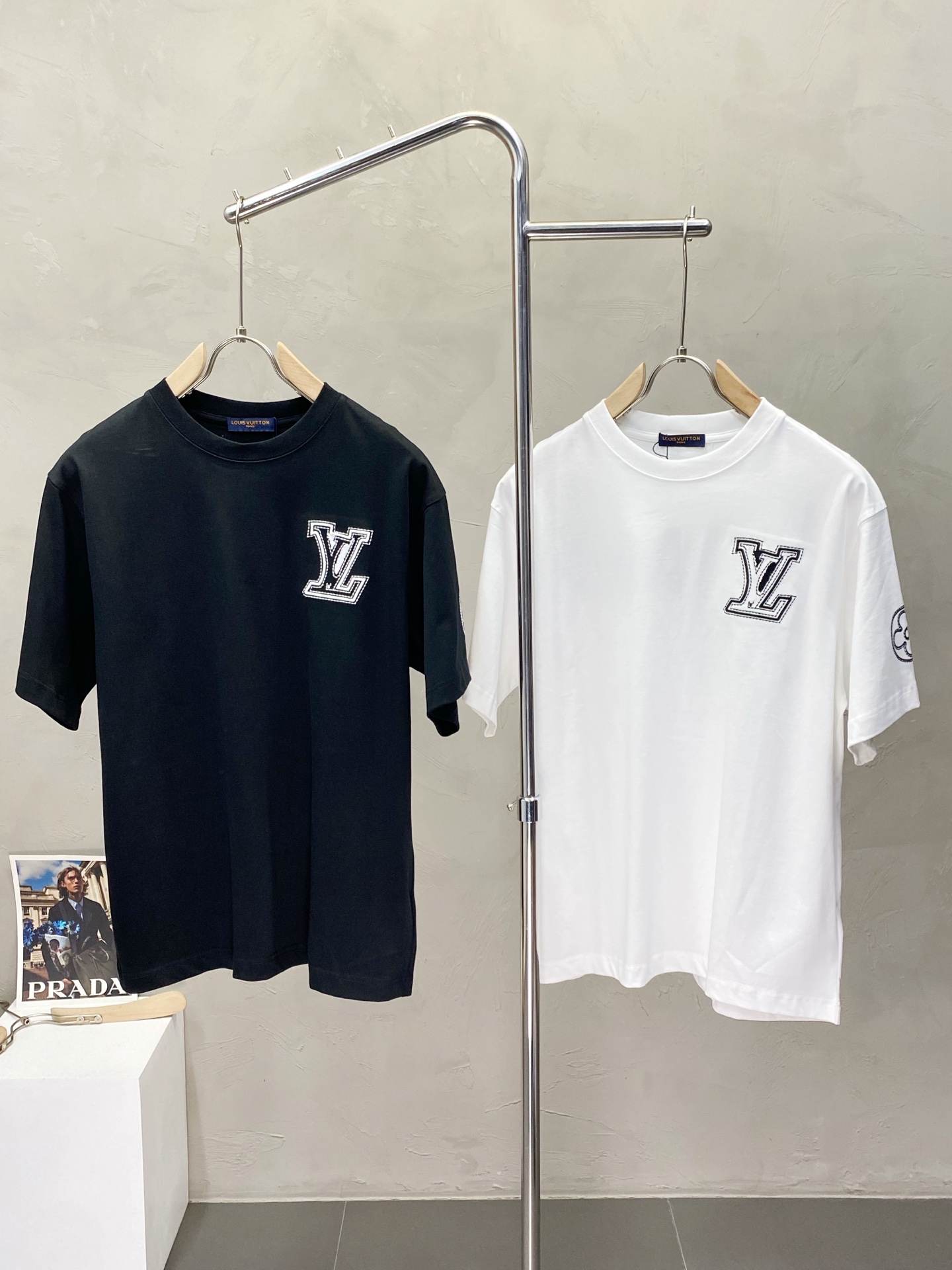 NO:162676,.Louis Vuitton exclusively offers new original single men's casual short sleeves, high-end customization, high-end version, fashionable and versatile imported fabric, super soft and delicate, skin-friendly and comfortable to wear, high-end boutique, OEM, fine-made top body, very good, men's essential items, three standards, complete code M-2XL,,louis vuitton,louis vuitton,T-shirt,alexander wang19860909.Louis Vuitton路易威登独家专供新款原单男士休闲短袖 高端定制 高版本 时尚百搭爆款进口面料 手感超柔软细腻 穿着亲肤舒适 高端精品 代工厂精细做上身非常赞 男士必备单品 三标齐全 码数M-2XL,,louis vuitton,louis vuitton,T-shirt,alexander wang,Men's clothing