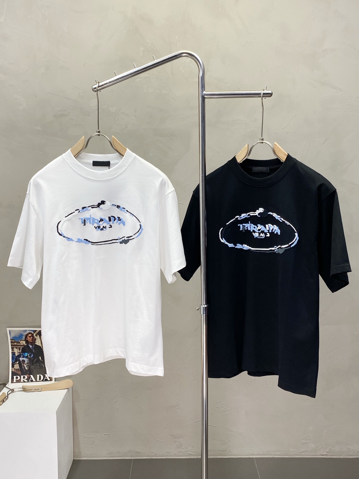 NO:162690,.Prada exclusively offers new original single men's casual short sleeves, high-end customization, high-end version, fashionable and versatile imported fabric, super soft and delicate, skin-friendly and comfortable to wear, high-end boutique, OEM, fine production, very good for the upper body, men's essential items, three standards, code M-2XL,,prada,prada,T-shirt,alexander wang19860909.Prada普拉达独家专供新款原单男士休闲短袖 高端定制 高版本 时尚百搭爆款进口面料 手感超柔软细腻 穿着亲肤舒适 高端精品 代工厂精细做上身非常赞 男士必备单品 三标齐全 码数M-2XL,,prada,prada,T-shirt,alexander wang,Men's clothing