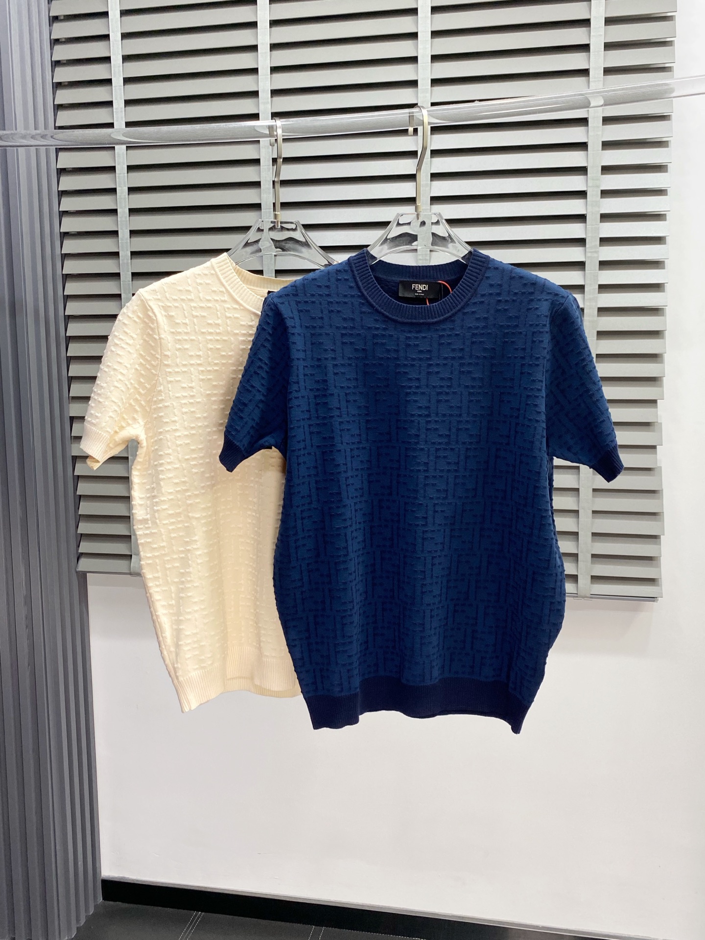 NO:162700,.FENDI exclusively offers new styles, casual short-sleeved high-end version!  Customized fabrics for counters are breathable and comfortable, with impeccable details, and the brand element design concept reflects high quality. Logo pattern, delicate and soft feel!  It is casually cut, with a great upper body style!  Code number M-2XL, fendi, fendi, T-shirt, alexander wang19860909.FENDI芬迪独家专供新款 休闲短袖 高端版本！专柜定制面料 透气舒适度高,细节无可挑剔,品牌元素设计理念,体现高品质.logo图案,手感细腻柔软！呈现休闲裁剪,上身版型超赞！码数M-2XL,,fendi,fendi,T-shirt,alexander wang,Men's clothing