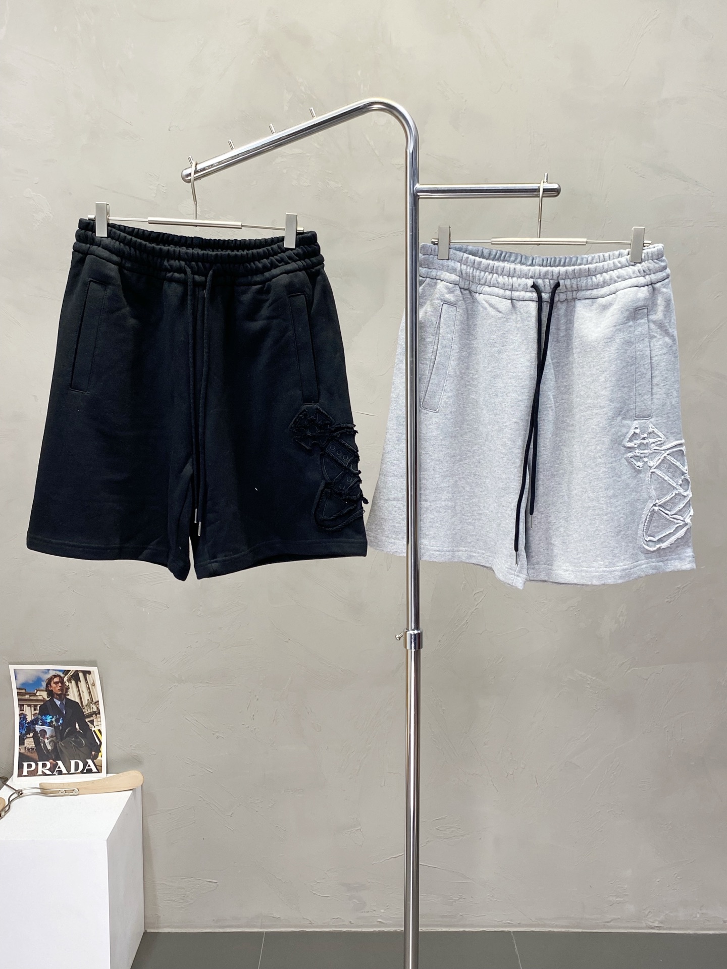 NO:162668,.Vivienne Westwood exclusively offers the new high-end version of casual shorts. Customized fabrics for counters. High breathability and comfort, impeccable details, and brand elements design concept, reflecting high quality. The feel is delicate and soft!  It is casually cut, with a great upper body style!  Number of codes 48-54, shorts, alexander wang19860909.Vivienne Westwood西太后独家专供新款休闲短裤高端版本 专柜定制面料 透气舒适度高,细节无可挑剔,品牌元素设计理念,体现高品质.手感细腻柔软！呈现休闲裁剪,上身版型超赞！码数48-54,,shorts,alexander wang,Men's clothing