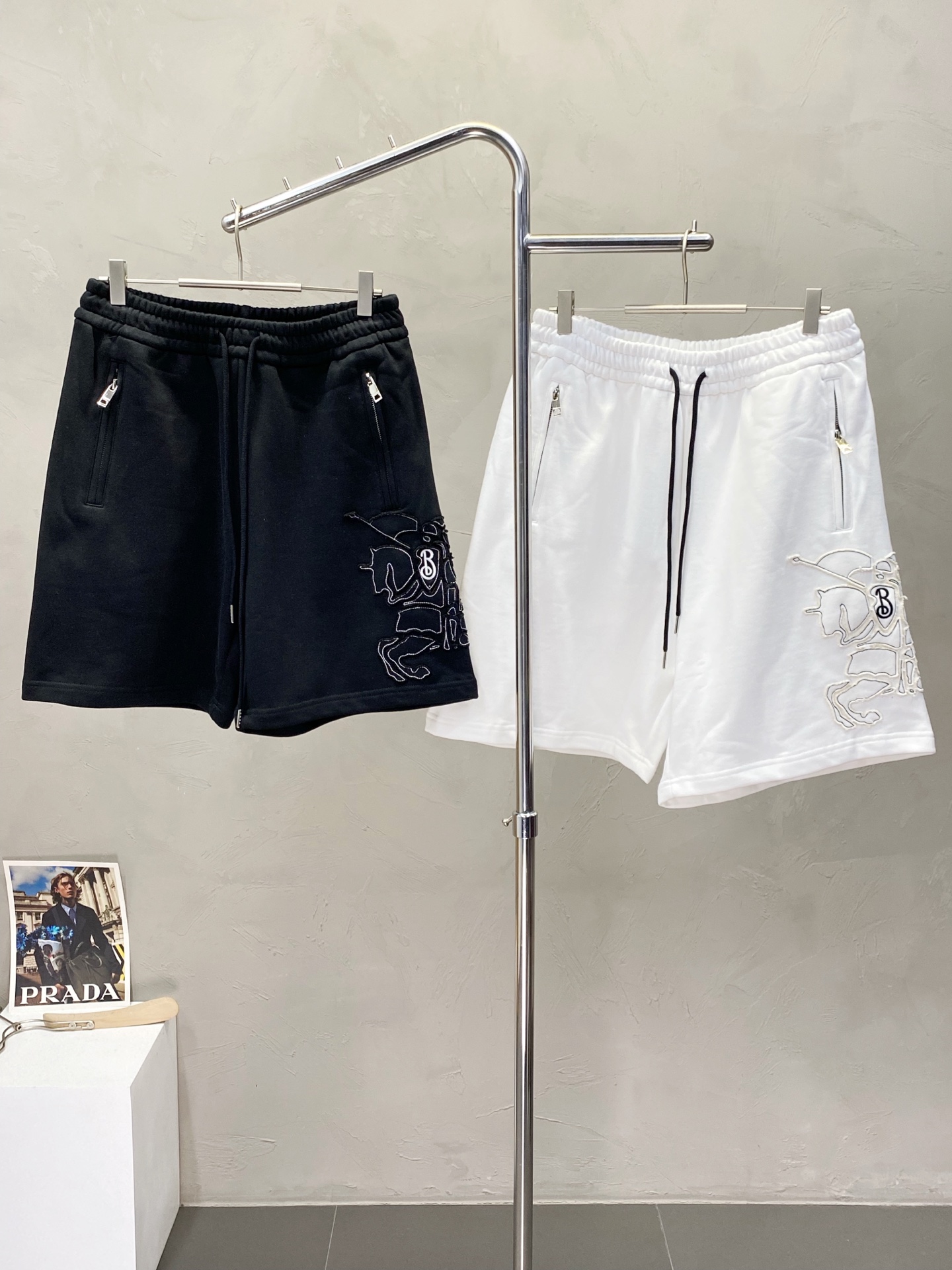 NO:162685,.Burberry exclusively offers the new high-end version of casual shorts. Customized counter fabrics, breathable and comfortable, impeccable details, brand elements design concept, reflecting high quality. The feel is delicate and soft!  It is casually cut, with a great upper body style!  48-54, burberry, burberry, shorts, alexander wang19860909.Burberry巴宝莉独家专供新款休闲短裤高端版本 专柜定制面料 透气舒适度高,细节无可挑剔,品牌元素设计理念,体现高品质.手感细腻柔软！呈现休闲裁剪,上身版型超赞！码数48-54,,burberry,burberry,shorts,alexander wang,Men's clothing