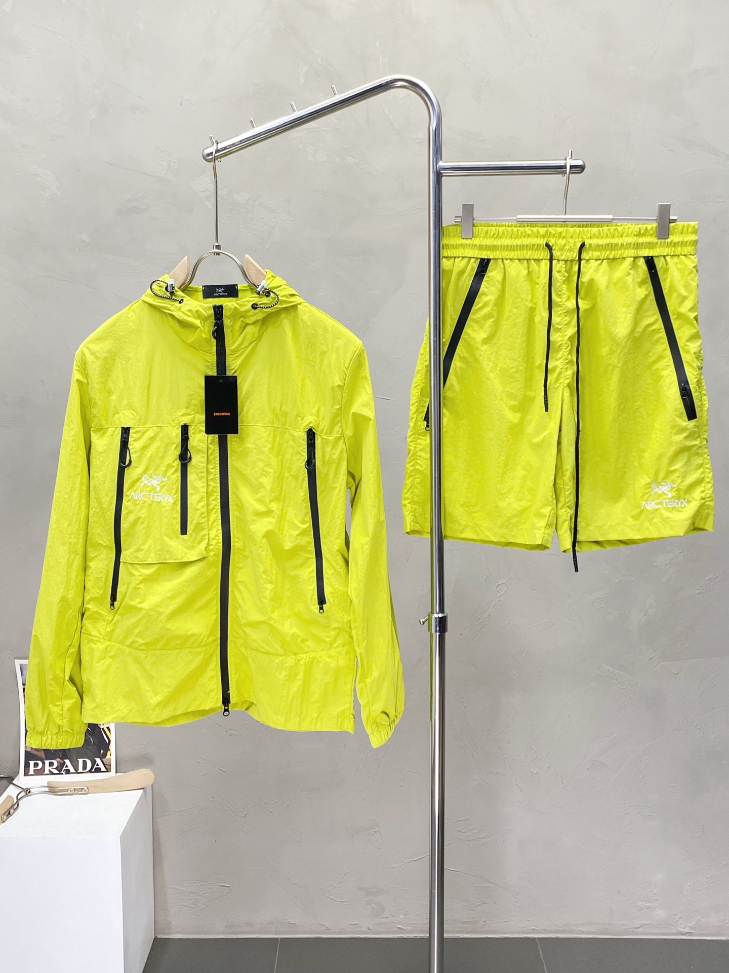 NO:162711,/Set.Arc’teryx Archaeopteryx exclusively offers the same spring and summer suit for the new counter, full of high-end feel!  The details are exquisite and high-end, and the workmanship is impeccable!  Imported fabrics are three-dimensional, exquisite and delicate. The original high-end double-sided jersey fabrics are very high-end!  Original zipper!  The fabric is crisp, wrinkle-resistant, wear-resistant, moisture absorption, quick drying and breathable, neat and stylish. Code number M-4XL, arc'teryx, alexander wang19860909/套.Arc’teryx始祖鸟独家专供新款专柜同款春夏套装,高级感满满！细节精致高档,做工无可挑剔！进口面料 立体精致细腻.原版高端双面平纹针织面料很显高级！原版拉链！面料挺括抗皱耐磨,吸湿速干透气,利落有型.码数M-4XL,arc'teryx,alexander wang,Men's clothing