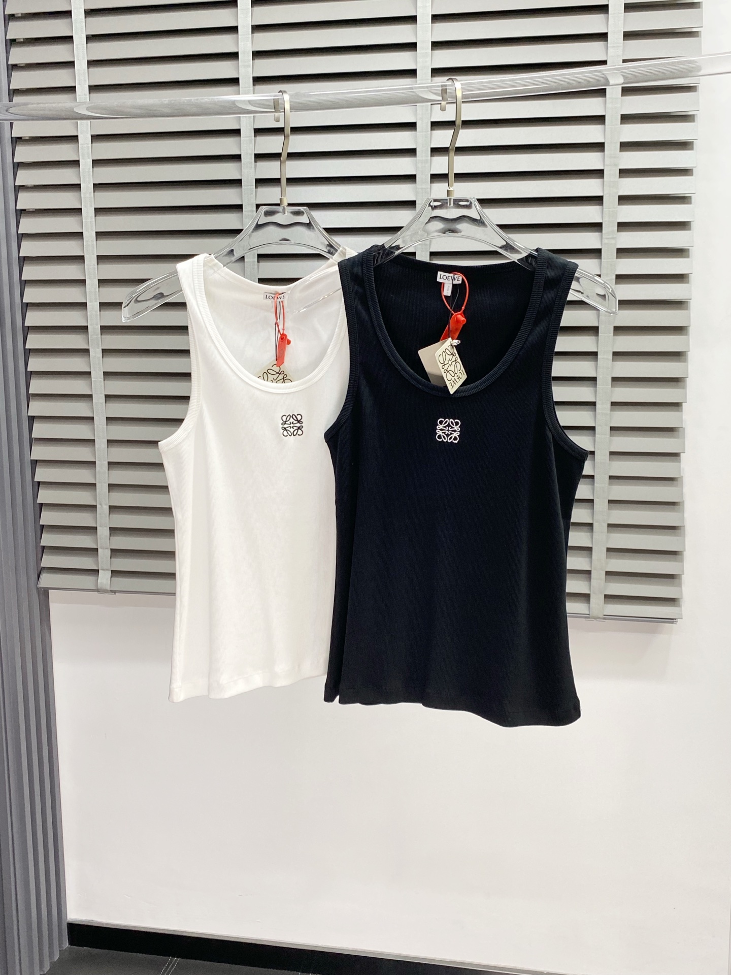 NO:162703,.LOEWE exclusively provides the new original single men's casual vest high-end customization, high-end version, fashionable and versatile imported fabric, super soft and delicate, skin-friendly and comfortable to wear, high-end boutique, OEM factory made the top body very good, men's essential items, three standards, S-XL,,loewe,loewe,alexander wang19860909.LOEWE罗意威独家专供新款原单男士休闲背心高端定制 高端版本 时尚百搭爆款进口面料 手感超柔软细腻 穿着亲肤舒适 高端精品 代工厂精细做上身非常赞 男士必备单品 三标齐全 码数S-XL,,loewe,loewe,alexander wang,Men's clothing