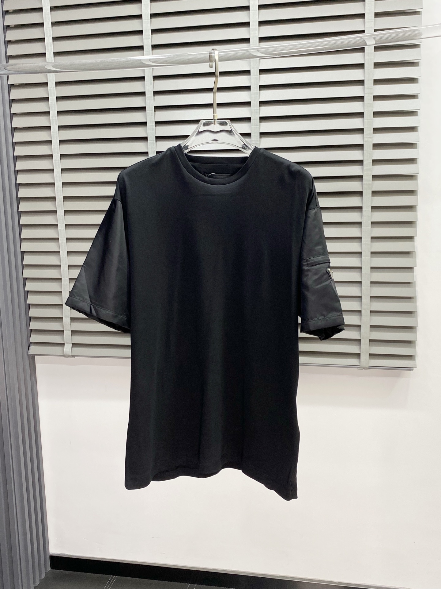 NO:162694,.Prada exclusively offers new original single men's casual short sleeves, high-end customization, high-end version, fashionable and versatile imported fabric, super soft and delicate, skin-friendly and comfortable to wear, high-end boutique, OEM, fine-made top body, very good, men's essential items, complete three standards, S-XL,,prada,prada,T-shirt,alexander wang19860909.Prada普拉达独家专供新款原单男士休闲短袖 高端定制 高端版本 时尚百搭爆款进口面料 手感超柔软细腻 穿着亲肤舒适 高端精品 代工厂精细做上身非常赞 男士必备单品 三标齐全 码数S-XL,,prada,prada,T-shirt,alexander wang,Men's clothing