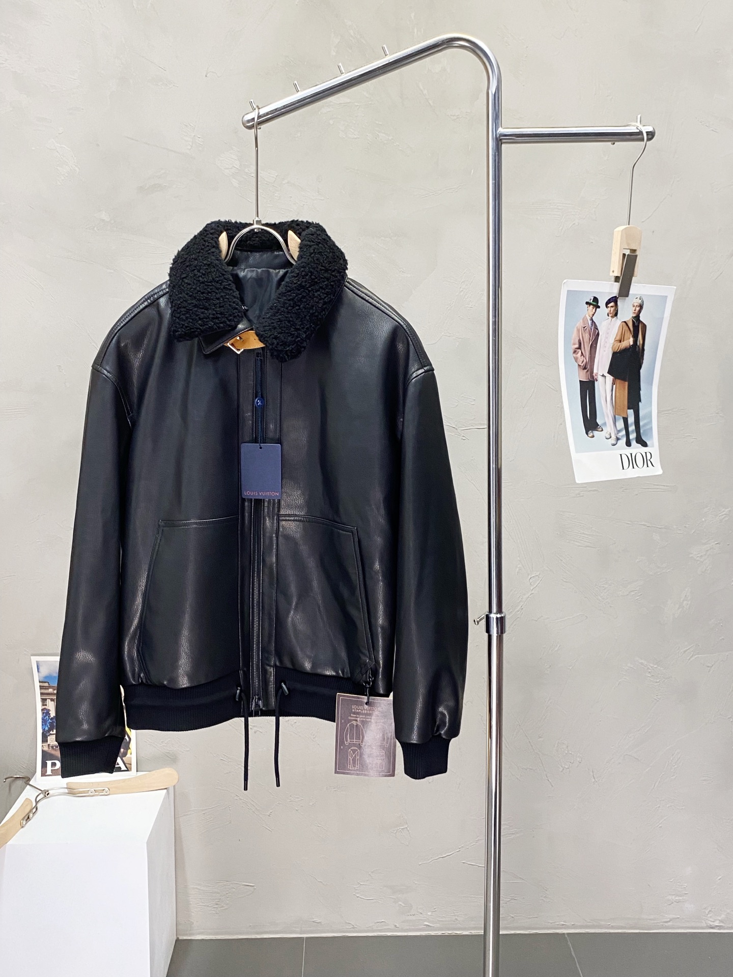 NO:571403,.Leather jackets - Louis Vuitton exclusively offers the latest autumn and winter leather jackets with lapel coats. Leather jackets with classic design and stunning looks. Imported leather fabrics. The quality is impeccable. Quality control allows you to buy it directly. It is a high-end product that cannot be faulted! You can feel its powerful aura through the detailed pictures. It has a remarkable effect of gathering heat and keeping warm, so you don’t have to worry about getting a little chilly! Both fashionable and functional, the whole style looks more luxurious! Size 48-56,,louis vuitton,louis vuitton,jackets & coats,jackets & coats,leather jacket,alexander wang19860909.皮衣-Louis Vuitton路易威登独家专供最新秋冬皮夹克翻领外套 经典设计与颜值爆棚的皮衣 进口皮面料 品质更是无法挑剔品控可以直接入手,不容过错的高端臻品！通过细节图片便可感受到它强悍的气场,聚温保暖效果显著,完全不用担心会有一点寒意！时尚与功能性兼备,整款显得更加的奢华大气！ 尺码48-56,,louis vuitton,louis vuitton,jackets & coats,jackets & coats,leather jacket,alexander wang,Men's clothing