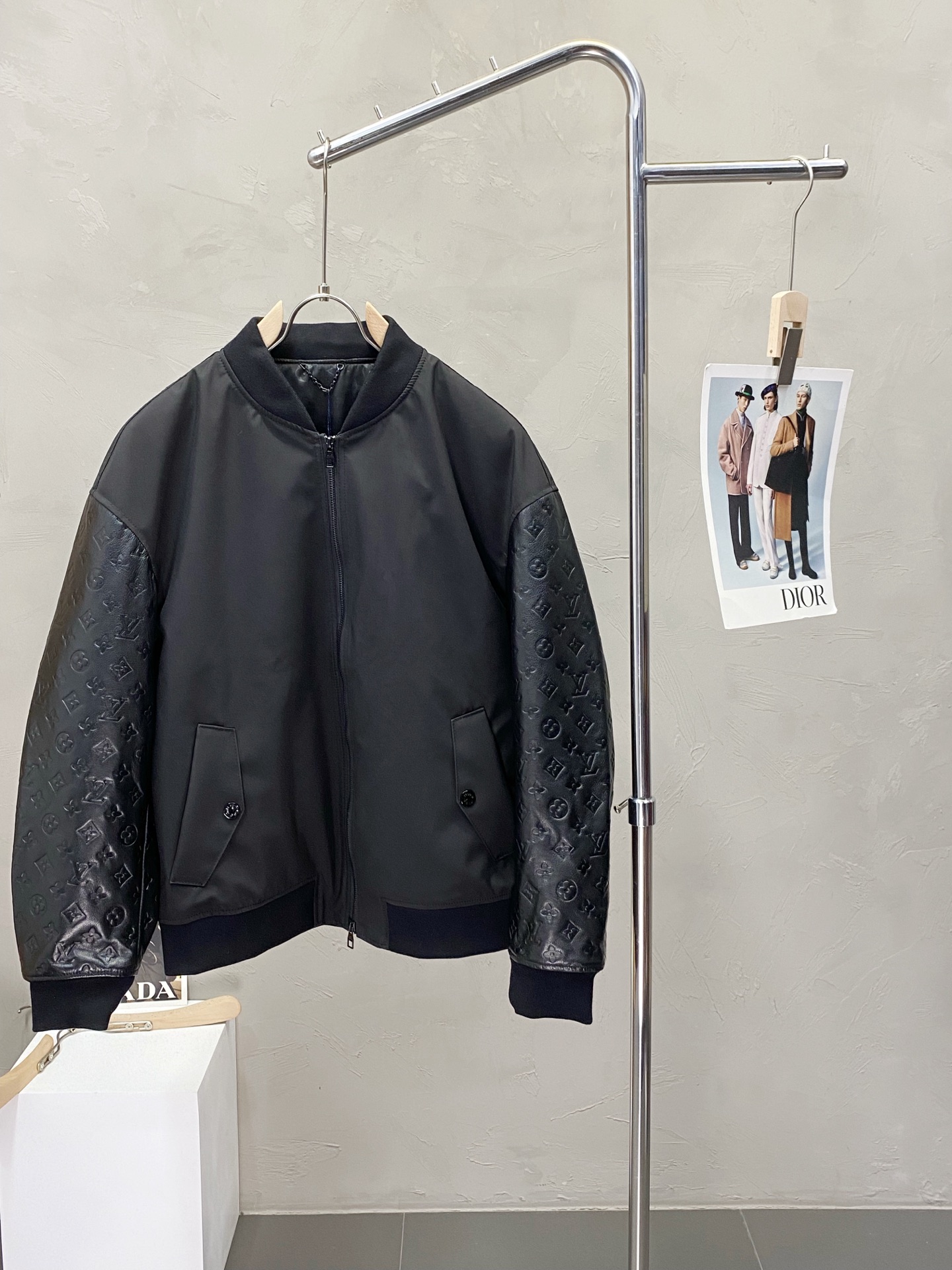 NO:563954,.Leather jackets - Louis Vuitton exclusively offers the latest autumn and winter leather jackets. Leather jackets with classic design and great looks. Imported leather fabrics. The quality is impeccable. Quality control can be purchased directly. High-end products that cannot be faulted! You can feel its powerful aura through the detailed pictures. It has a remarkable effect of gathering heat and keeping warm, so you don’t have to worry about getting a little chilly! Both fashionable and functional, the whole style looks more luxurious! Size 48-56,,louis vuitton,louis vuitton,jackets & coats,jackets & coats,leather jacket,alexander wang19860909.皮衣-Louis Vuitton路易威登独家专供最新秋冬拼皮夹克外套 经典设计与颜值爆棚的皮衣 进口皮面料 品质更是无法挑剔品控可以直接入手,不容过错的高端臻品！通过细节图片便可感受到它强悍的气场,聚温保暖效果显著,完全不用担心会有一点寒意！时尚与功能性兼备,整款显得更加的奢华大气！ 尺码48-56,,louis vuitton,louis vuitton,jackets & coats,jackets & coats,leather jacket,alexander wang,Men's clothing