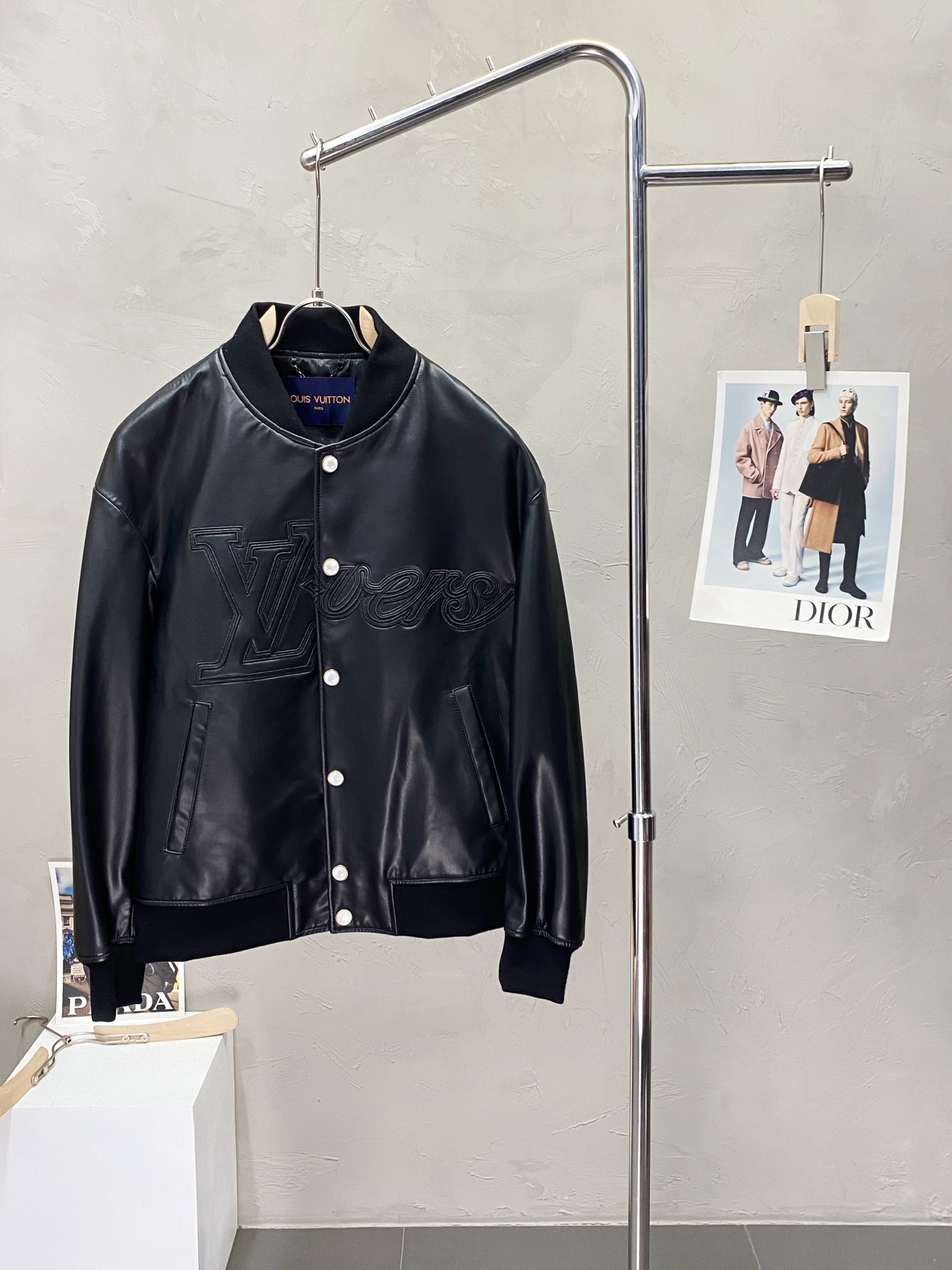 NO:571393,.Leather jackets - Louis Vuitton exclusively offers the latest autumn and winter leather jackets. Leather jackets with classic designs and stunning looks. Imported leather fabrics. The quality is impeccable. Quality control allows you to buy it directly. It is a high-end product that cannot be faulted! You can feel its powerful aura through the detailed pictures. It has a remarkable effect of gathering heat and keeping warm, so you don’t have to worry about getting a little chilly! Both fashionable and functional, the whole style looks more luxurious! Size 48-56,,louis vuitton,louis vuitton,jackets & coats,jackets & coats,leather jacket,alexander wang19860909.皮衣-Louis Vuitton路易威登独家专供最新秋冬皮夹克外套 经典设计与颜值爆棚的皮衣 进口皮面料 品质更是无法挑剔品控可以直接入手,不容过错的高端臻品！通过细节图片便可感受到它强悍的气场,聚温保暖效果显著,完全不用担心会有一点寒意！时尚与功能性兼备,整款显得更加的奢华大气！ 尺码48-56,,louis vuitton,louis vuitton,jackets & coats,jackets & coats,leather jacket,alexander wang,Men's clothing