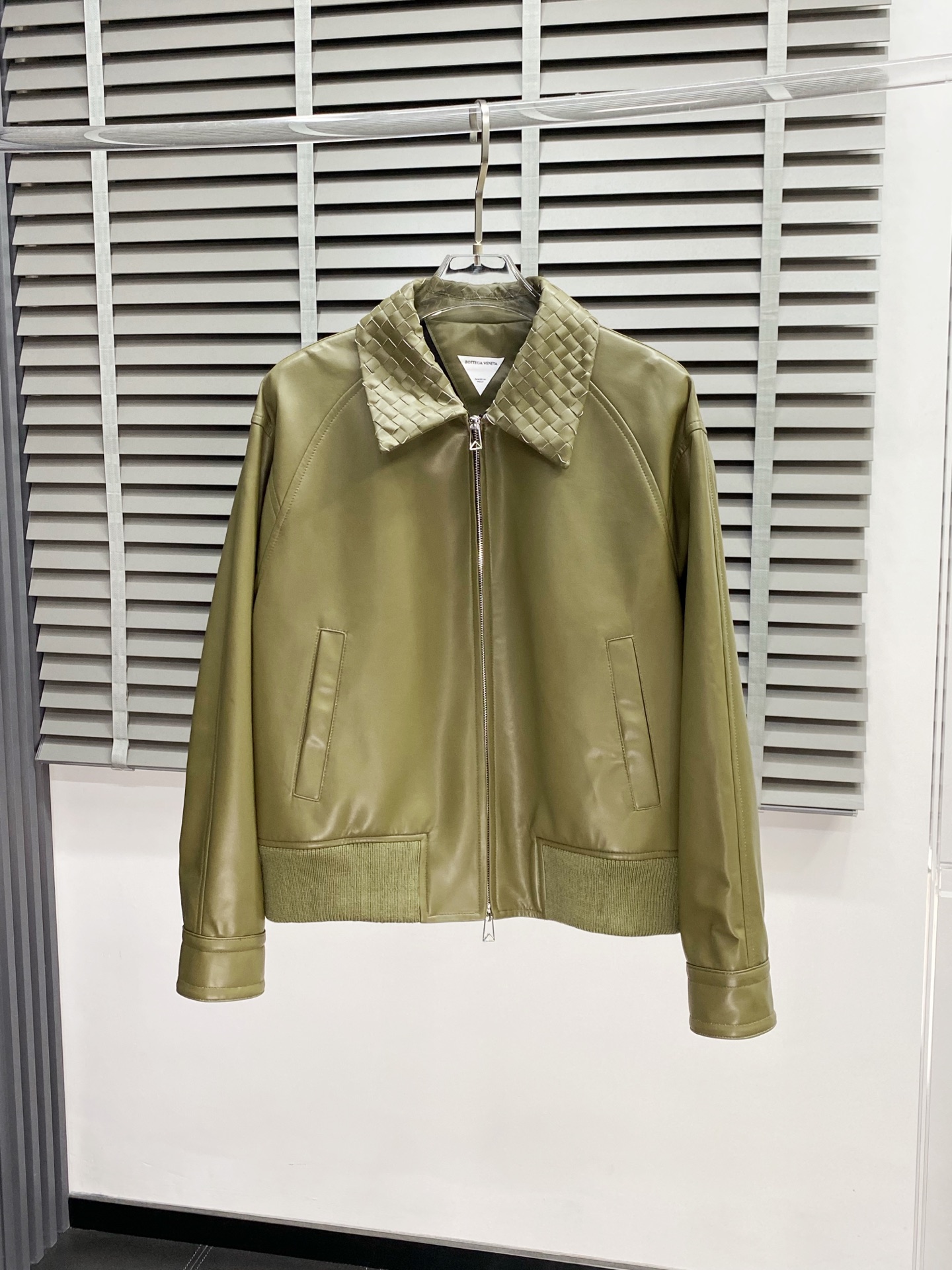 NO:162715,.Leather Jacket-Bottega Veneta exclusively offers the latest autumn and winter leather jackets. Classic design and beautiful leather jackets. Imported leather fabrics. The quality is even more unscrupulous. You can buy it directly. You can't get it wrong! Through the detailed pictures, you can feel its powerful aura, and the warm-concentration effect is significant, so you don’t have to worry about the chill at all! It is both fashionable and functional, and the whole style looks more luxurious and elegant! Size 48-56, bottega veneta, bottega veneta, jackets & coats, jackets & coats, leather jacket, alexander wang19860909.皮衣-Bottega Veneta葆蝶家独家专供最新秋冬皮夹克外套 经典设计与颜值爆棚的皮衣 进口皮面料 品质更是无法挑剔品控可以直接入手,不容过错的高端臻品！通过细节图片便可感受到它强悍的气场,聚温保暖效果显著,完全不用担心会有一点寒意！时尚与功能性兼备,整款显得更加的奢华大气！ 尺码48-56,,bottega veneta,bottega veneta,jackets & coats,jackets & coats,leather jacket,alexander wang,Men's clothing