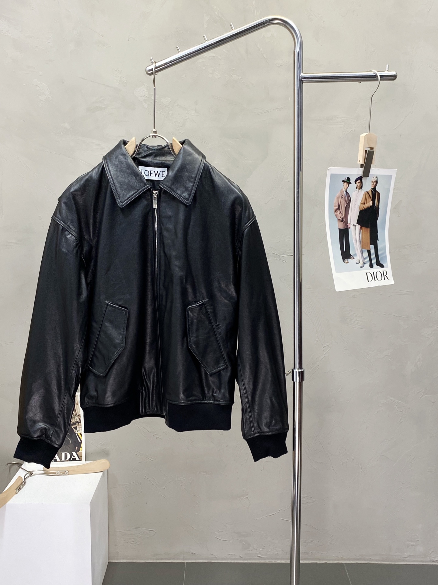 NO:571396,.Leather jackets - LOEWE exclusively provides the latest autumn and winter leather jackets. Leather jackets with classic design and great looks. Imported cowhide fabrics. The quality is impeccable. Quality control can be purchased directly. High-end products that cannot be faulted! You can feel its powerful aura through the detailed pictures. It has a remarkable effect of gathering heat and keeping warm, so you don’t have to worry about getting a little chilly! Both fashionable and functional, the whole style looks more luxurious! Size 48-56,,loewe,loewe,jackets & coats,jackets & coats,leather jacket,cowhide,alexander wang19860909.皮衣-LOEWE罗意威独家专供最新秋冬皮夹克外套 经典设计与颜值爆棚的皮衣 进口牛皮面料 品质更是无法挑剔品控可以直接入手,不容过错的高端臻品！通过细节图片便可感受到它强悍的气场,聚温保暖效果显著,完全不用担心会有一点寒意！时尚与功能性兼备,整款显得更加的奢华大气！ 尺码48-56,,loewe,loewe,jackets & coats,jackets & coats,leather jacket,cowhide,alexander wang,Men's clothing