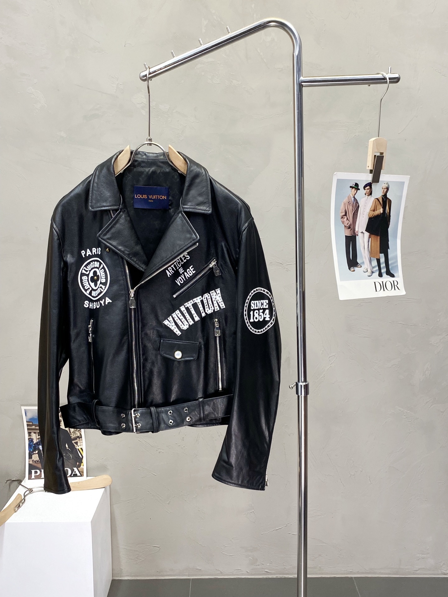 NO:571398,.Leather jackets-Louis Vuitton exclusively offers the latest spring and autumn leather jackets with punk rock style, classic design and great-looking leather jackets. Imported leather fabrics. The quality is impeccable. Quality control can be purchased directly. High-end products that cannot be faulted! You can feel its powerful aura through the detailed pictures. It has a remarkable effect of gathering heat and keeping warm, so you don’t have to worry about getting a little chilly! Both fashionable and functional, the whole style looks more luxurious! Size 48-56,,louis vuitton,louis vuitton,jackets & coats,jackets & coats,leather jacket,alexander wang19860909.皮衣-Louis Vuitton路易威登独家专供最新春秋皮夹克外套 朋克摇滚风格 经典设计与颜值爆棚的皮衣 进口皮面料 品质更是无法挑剔品控可以直接入手,不容过错的高端臻品！通过细节图片便可感受到它强悍的气场,聚温保暖效果显著,完全不用担心会有一点寒意！时尚与功能性兼备,整款显得更加的奢华大气！ 尺码48-56,,louis vuitton,louis vuitton,jackets & coats,jackets & coats,leather jacket,alexander wang,Men's clothing