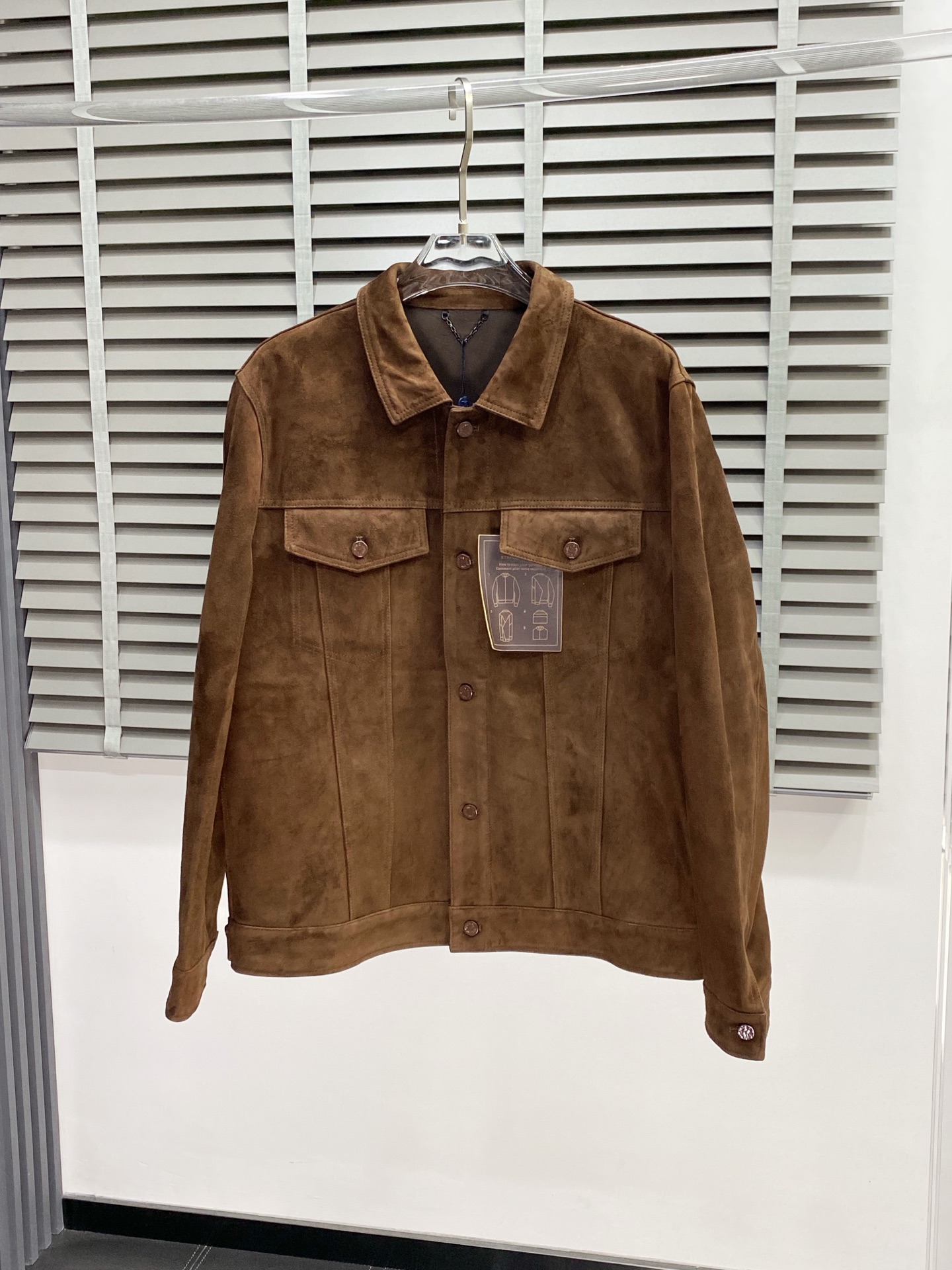 NO:162712,.Leather Jacket - Louis Vuitton exclusively offers the latest autumn and winter leather jackets. Classic design and beautiful leather jackets. Imported leather fabrics. The quality is even more picky. Quality control can be purchased directly. You can’t get it wrong! Through the detailed pictures, you can feel its powerful aura, and the warm-concentration effect is significant, so you don’t have to worry about the chill at all! It is both fashionable and functional, and the whole style looks more luxurious and elegant! Size 48-56, louis vuitton,louis vuitton,jackets & coats,jackets & coats,leather jacket,alexander wang19860909.皮衣-Louis Vuitton路易威登独家专供最新秋冬皮夹克外套 经典设计与颜值爆棚的皮衣 进口皮面料 品质更是无法挑剔品控可以直接入手,不容过错的高端臻品！通过细节图片便可感受到它强悍的气场,聚温保暖效果显著,完全不用担心会有一点寒意！时尚与功能性兼备,整款显得更加的奢华大气！ 尺码48-56,,louis vuitton,louis vuitton,jackets & coats,jackets & coats,leather jacket,alexander wang,Men's clothing