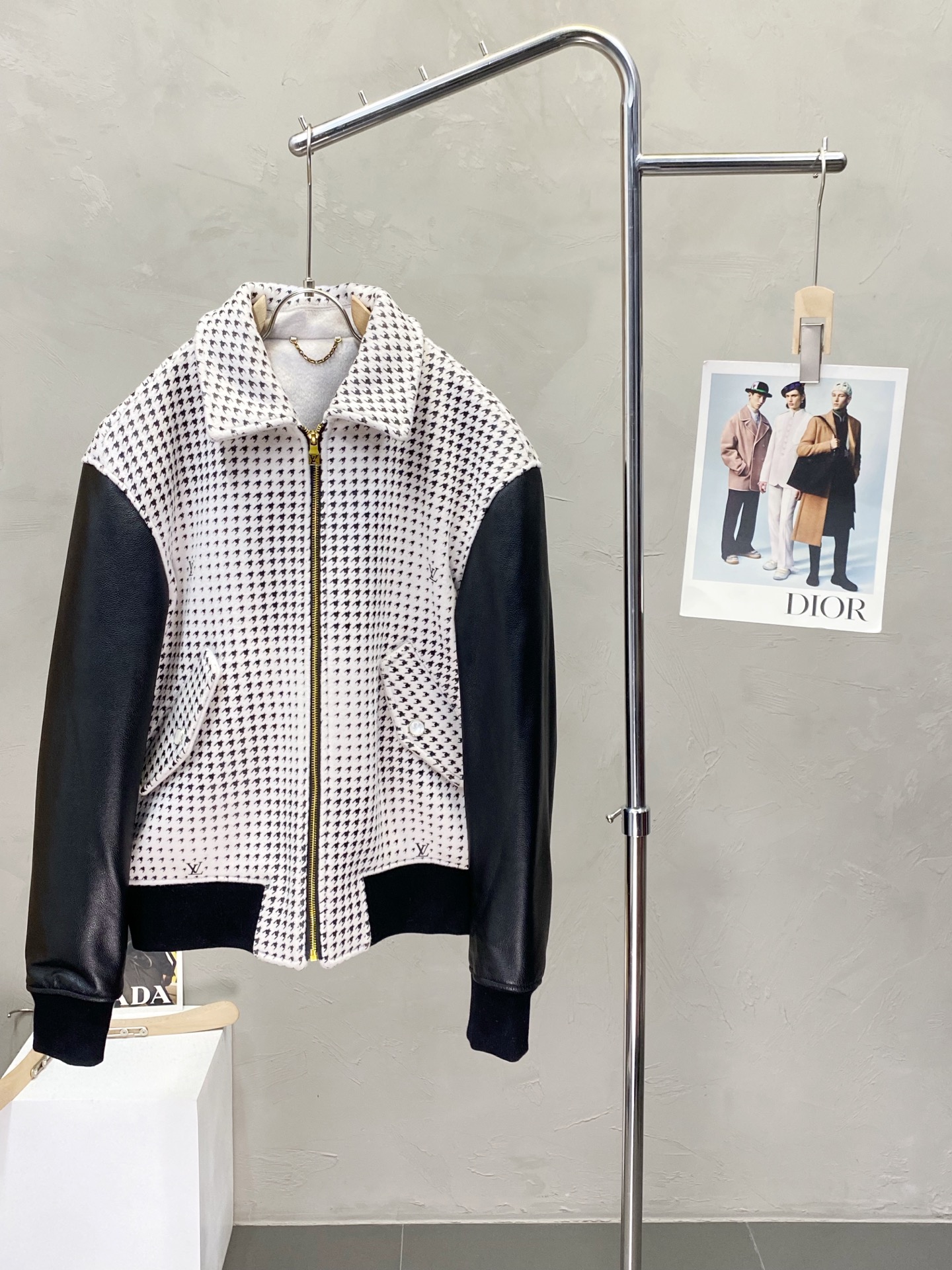 NO:571400,.Leather jackets - Louis Vuitton exclusively offers the latest autumn and winter leather jackets. Leather jackets with classic design and great looks. Imported leather fabrics. The quality is impeccable. Quality control can be purchased directly. High-end products that cannot be faulted! You can feel its powerful aura through the detailed pictures. It has a remarkable effect of gathering heat and keeping warm, so you don’t have to worry about getting a little chilly! Both fashionable and functional, the whole style looks more luxurious! Size 48-56,,louis vuitton,louis vuitton,jackets & coats,jackets & coats,leather jacket,alexander wang19860909.皮衣-Louis Vuitton路易威登独家专供最新秋冬拼皮夹克外套 经典设计与颜值爆棚的皮衣 进口皮面料 品质更是无法挑剔品控可以直接入手,不容过错的高端臻品！通过细节图片便可感受到它强悍的气场,聚温保暖效果显著,完全不用担心会有一点寒意！时尚与功能性兼备,整款显得更加的奢华大气！ 尺码48-56,,louis vuitton,louis vuitton,jackets & coats,jackets & coats,leather jacket,alexander wang,Men's clothing