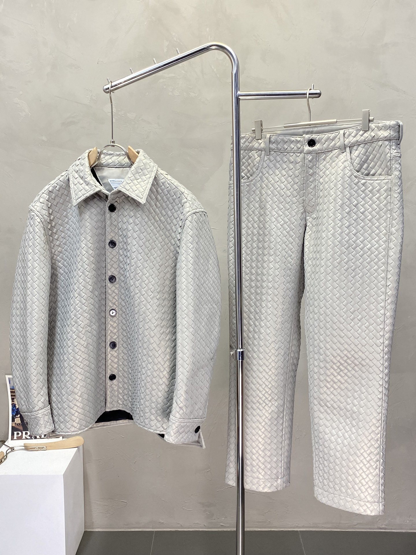 NO:563979,Leather jackets, leather pants P. Leather jackets - Bottega Veneta exclusively offers the latest autumn and winter leather jacket suits. Leather jacket suits with classic design and stunning looks. Imported leather fabrics. The quality is impeccable. Quality control allows you to buy it directly. It is a high-end product that cannot be faulted! You can feel its powerful aura through the detailed pictures. It has a remarkable effect of gathering heat and keeping warm, so you don’t have to worry about getting a little chilly! Both fashionable and functional, the whole style looks more luxurious! Size 48-56,,bottega veneta,bottega veneta,leather jacket,alexander wang19860909皮衣、皮裤P.皮衣-Bottega Veneta葆蝶家独家专供最新秋冬皮衣套装 经典设计与颜值爆棚的皮衣套装 进口皮面料 品质更是无法挑剔品控可以直接入手,不容过错的高端臻品！通过细节图片便可感受到它强悍的气场,聚温保暖效果显著,完全不用担心会有一点寒意！时尚与功能性兼备,整款显得更加的奢华大气！ 尺码48-56,,bottega veneta,bottega veneta,leather jacket,alexander wang,Men's clothing