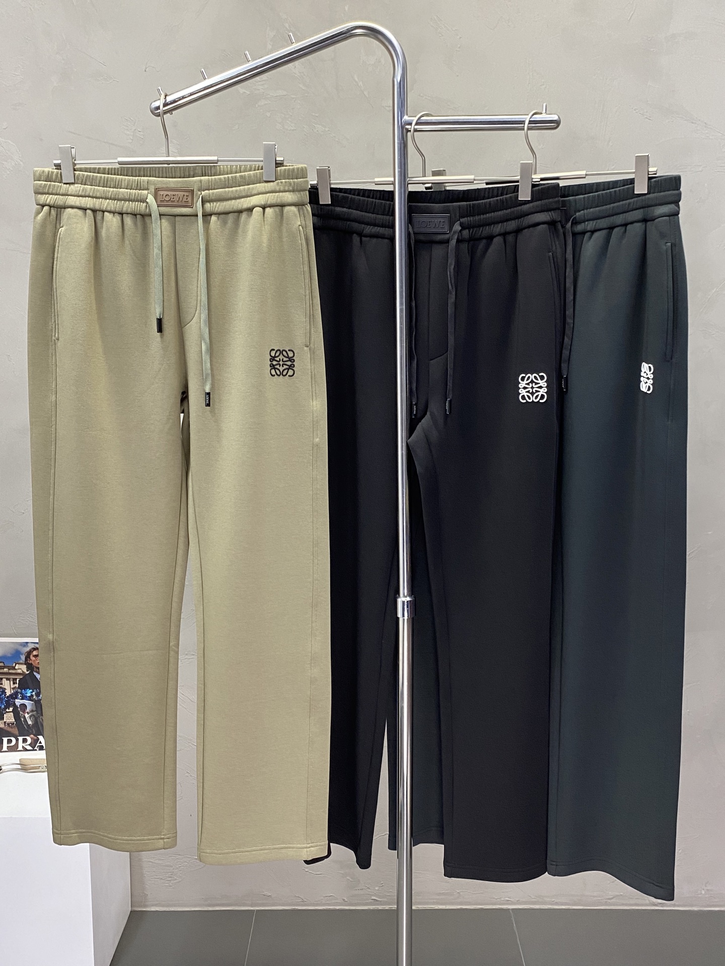 NO:162644,.LOEWE exclusively for new casual pants, high-end version!  Customized fabrics for counters are breathable and comfortable, with impeccable details, and the brand element design concept reflects high quality. The feel is delicate and soft!  It is casually cut, with a great upper body style!  Number of codes: M-3XL, loewe, loewe, alexander wang19860909.LOEWE罗意威独家专供新款休闲裤 高端版本！专柜定制面料 透气舒适度高,细节无可挑剔,品牌元素设计理念,体现高品质.手感细腻柔软！呈现休闲裁剪,上身版型超赞！码数: M-3XL,,loewe,loewe,alexander wang,Men's clothing