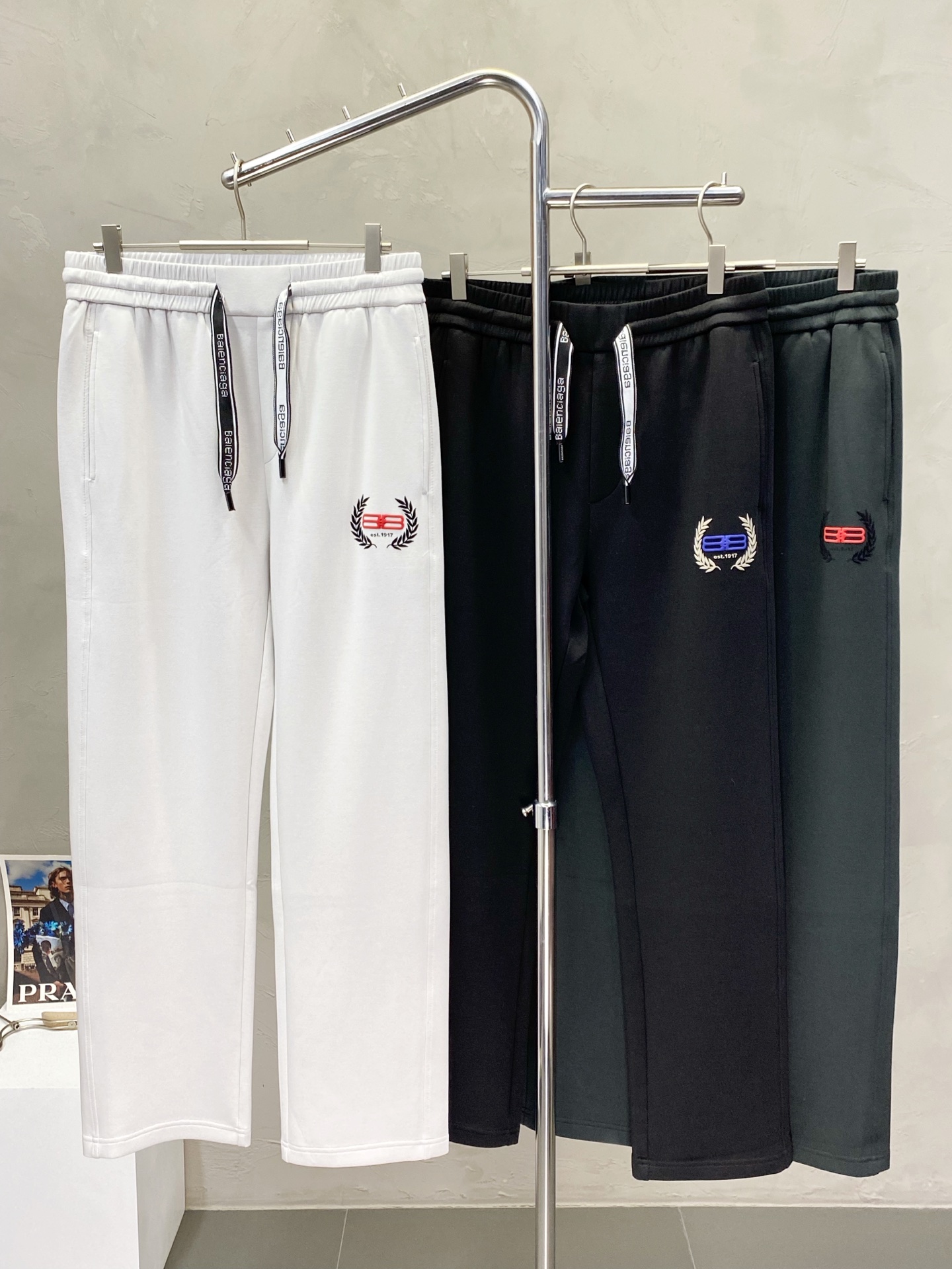 NO:162650,.Balenciga exclusively offers new casual pants, high-end version!  Customized fabrics for counters are breathable and comfortable, with impeccable details, and the brand element design concept reflects high quality. The feel is delicate and soft!  It is casually cut, with a great upper body style!  Number of codes: M-3XL, balenciaga, balenciaga, alexander wang19860909.Balenciga巴黎世家独家专供新款休闲裤 高端版本！专柜定制面料 透气舒适度高,细节无可挑剔,品牌元素设计理念,体现高品质.手感细腻柔软！呈现休闲裁剪,上身版型超赞！码数: M-3XL,,balenciaga,balenciaga,alexander wang,Men's clothing