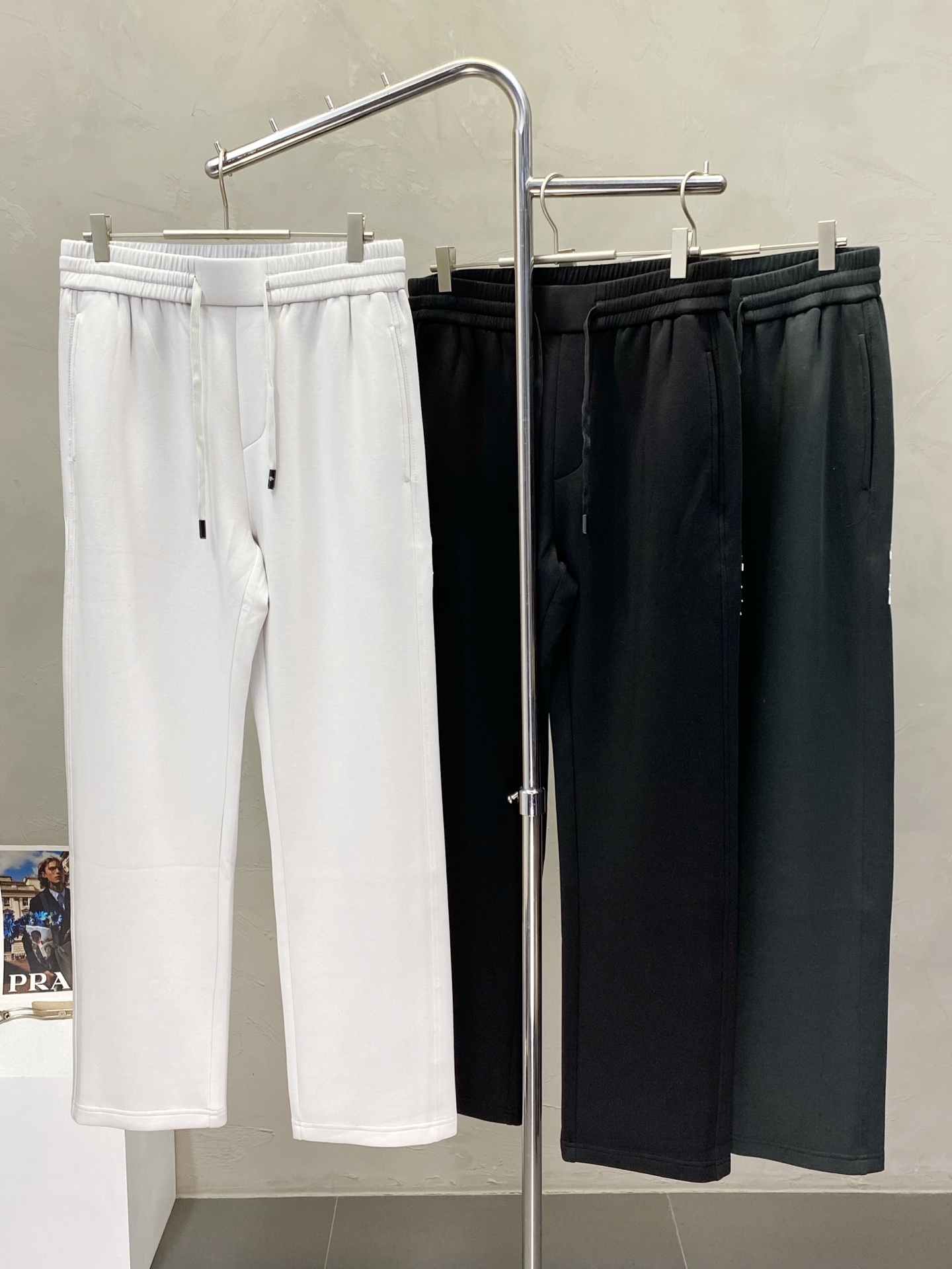 NO:162656,.DESCENTE exclusively available for new casual pants, high-end version!  Customized fabrics for counters are breathable and comfortable, with impeccable details, and the brand element design concept reflects high quality. The feel is delicate and soft!  It is casually cut, with a great upper body style!  Number of codes: M-3XL, alexander wang19860909.DESCENTE迪桑特独家专供新款休闲裤 高端版本！专柜定制面料 透气舒适度高,细节无可挑剔,品牌元素设计理念,体现高品质.手感细腻柔软！呈现休闲裁剪,上身版型超赞！码数: M-3XL,,alexander wang,Men's clothing