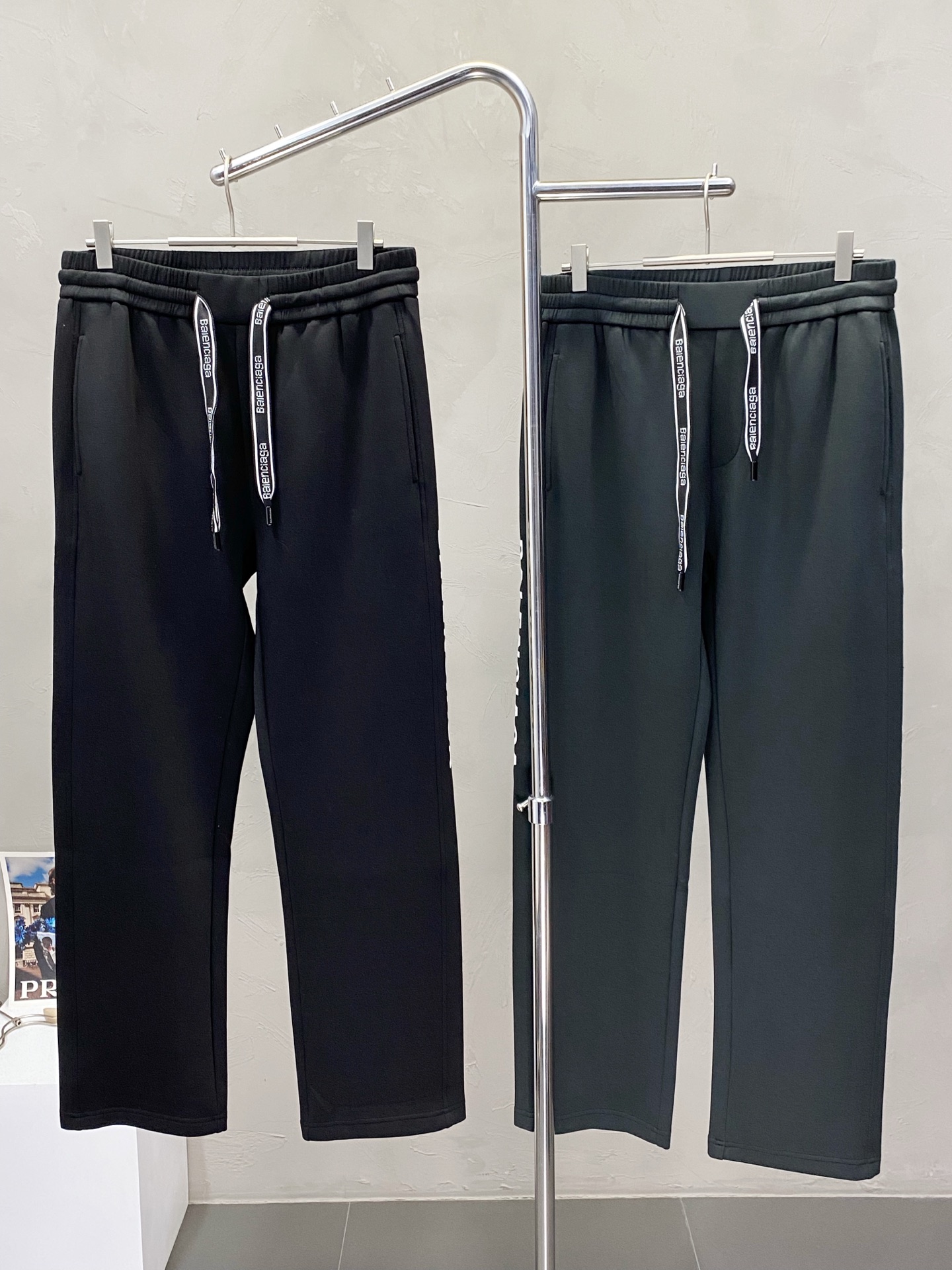 NO:162662,.Balenciga exclusively offers new casual pants, high-end version!  Customized fabrics for counters are breathable and comfortable, with impeccable details, and the brand element design concept reflects high quality. The feel is delicate and soft!  It is casually cut, with a great upper body style!  Number of codes: M-3XL, balenciaga, balenciaga, alexander wang19860909.Balenciga巴黎世家独家专供新款休闲裤 高端版本！专柜定制面料 透气舒适度高,细节无可挑剔,品牌元素设计理念,体现高品质.手感细腻柔软！呈现休闲裁剪,上身版型超赞！码数: M-3XL,,balenciaga,balenciaga,alexander wang,Men's clothing