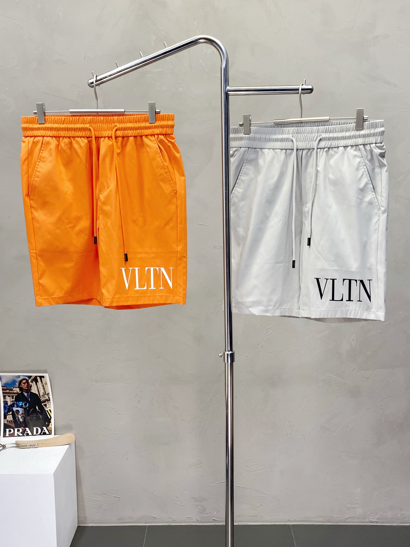 NO:162670,.VALENTINO Valentino exclusively offers new casual shorts high-end versions!  Customized fabrics for counters are breathable and comfortable, with impeccable details, and the brand element design concept reflects high quality. The feel is delicate and soft!  It is casually cut, with a great upper body style!  Number of codes: M-3XL, valentino, valentino, shorts, alexander wang19860909.VALENTINO华伦天奴独家专供新款休闲短裤高端版本！专柜定制面料 透气舒适度高,细节无可挑剔,品牌元素设计理念,体现高品质.手感细腻柔软！呈现休闲裁剪,上身版型超赞！码数: M-3XL,,valentino,valentino,shorts,alexander wang,Men's clothing