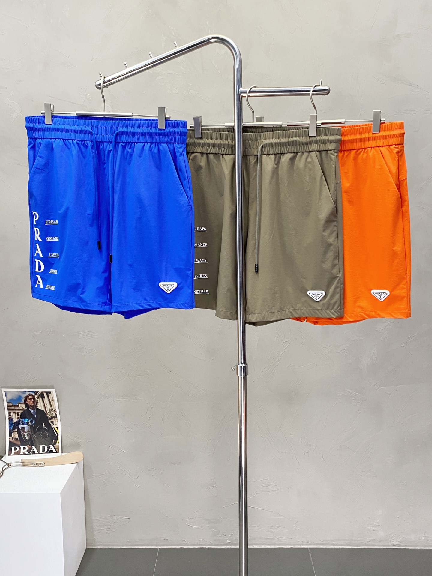 NO:162687,.Prada exclusively offers new casual shorts high-end versions!  Customized fabrics for counters are breathable and comfortable, with impeccable details, and the brand element design concept reflects high quality. The feel is delicate and soft!  It is casually cut, with a great upper body style!  Number of codes: S-3XL, prada, prada, shorts, alexander wang19860909.Prada普拉达独家专供新款休闲短裤高端版本！专柜定制面料 透气舒适度高,细节无可挑剔,品牌元素设计理念,体现高品质.手感细腻柔软！呈现休闲裁剪,上身版型超赞！码数: S-3XL,,prada,prada,shorts,alexander wang,Men's clothing