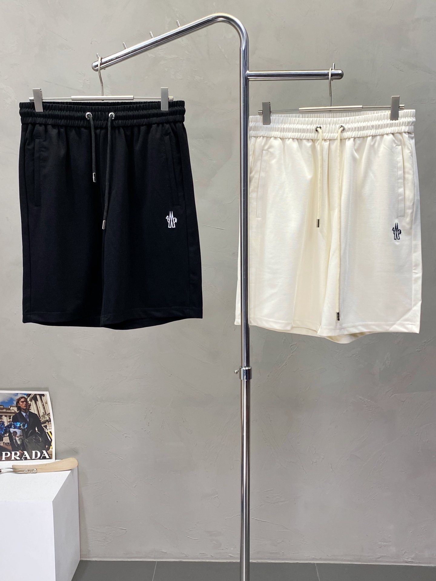 NO:162671,.Moncler mask exclusively offers new high-end versions of casual shorts!  Customized fabrics for counters are breathable and comfortable, with impeccable details, and the brand element design concept reflects high quality. The feel is delicate and soft!  It is casually cut, with a great upper body style!  Number of codes: M-3XL, christian louboutin, Moncler, shorts, alexander wang19860909.Moncler蒙口独家专供新款休闲短裤高端版本！专柜定制面料 透气舒适度高,细节无可挑剔,品牌元素设计理念,体现高品质.手感细腻柔软！呈现休闲裁剪,上身版型超赞！码数: M-3XL,,christian louboutin,Moncler,shorts,alexander wang,Men's clothing