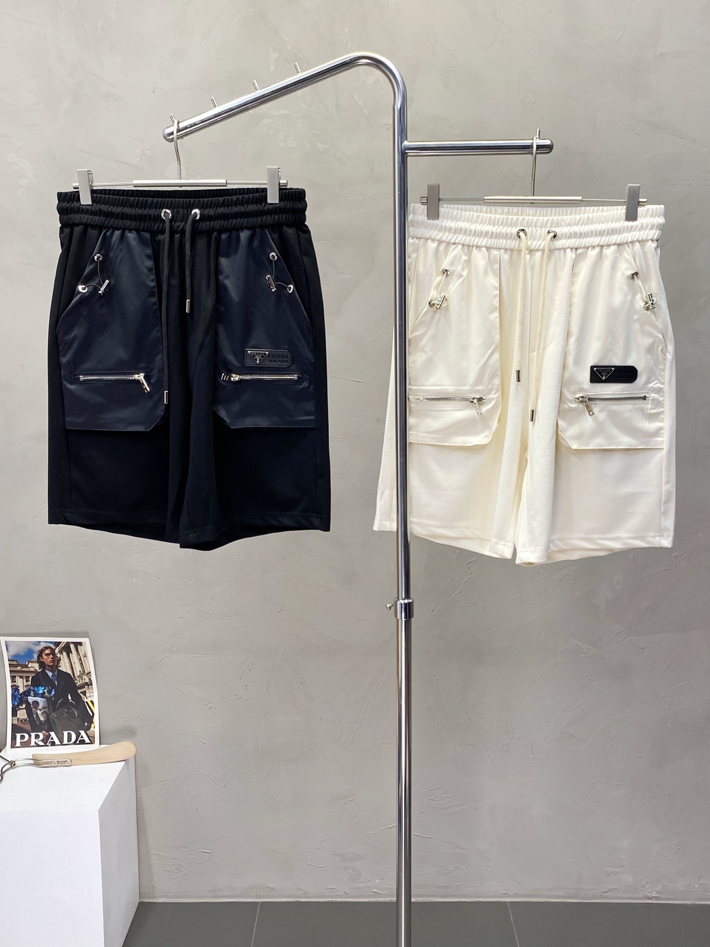 NO:162689,.Prada exclusively offers new casual shorts high-end versions!  Customized fabrics for counters are breathable and comfortable, with impeccable details, and the brand element design concept reflects high quality. The feel is delicate and soft!  It is casually cut, with a great upper body style!  Number of codes: M-3XL, prada, prada, shorts, alexander wang19860909.Prada普拉达独家专供新款休闲短裤高端版本！专柜定制面料 透气舒适度高,细节无可挑剔,品牌元素设计理念,体现高品质.手感细腻柔软！呈现休闲裁剪,上身版型超赞！码数: M-3XL,,prada,prada,shorts,alexander wang,Men's clothing