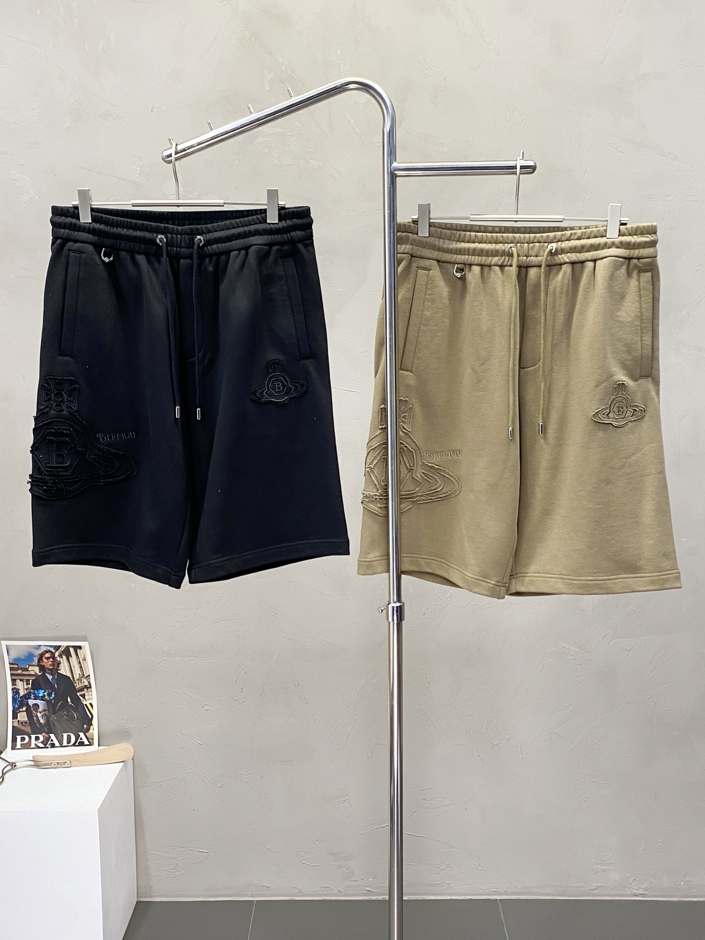 NO:162673,.Vivienne Westwood Queen Mother exclusively offers new casual shorts high-end versions!  Customized fabrics for counters are breathable and comfortable, with impeccable details, and the brand element design concept reflects high quality. The feel is delicate and soft!  It is casually cut, with a great upper body style!  Number of codes: 46-56, shorts,alexander wang19860909.Vivienne Westwood西太后独家专供新款休闲短裤高端版本！专柜定制面料 透气舒适度高,细节无可挑剔,品牌元素设计理念,体现高品质.手感细腻柔软！呈现休闲裁剪,上身版型超赞！码数: 46-56,,shorts,alexander wang,Men's clothing