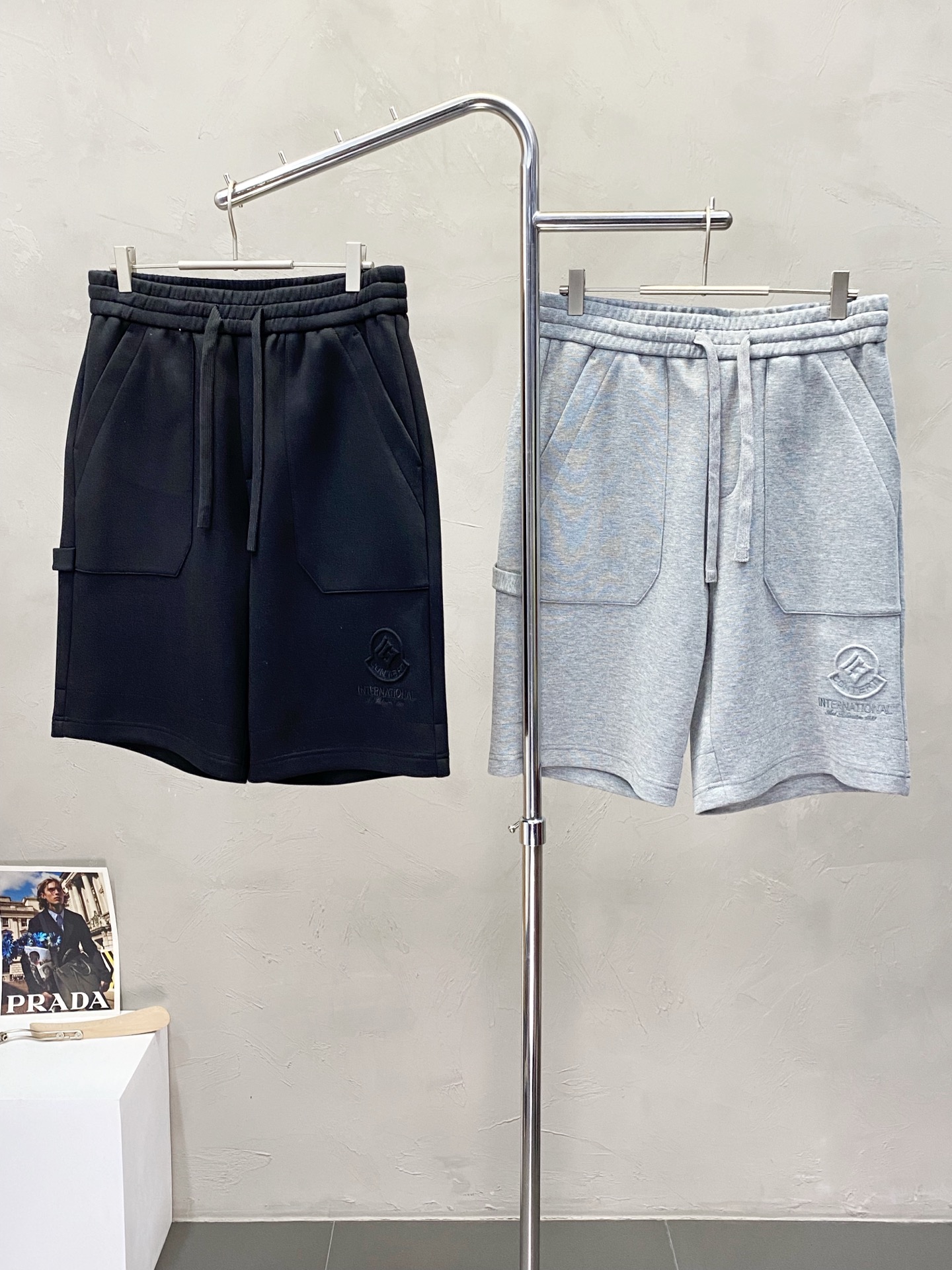 NO:162681,.Moncler mask exclusively offers new high-end versions of casual shorts!  Customized fabrics for counters are breathable and comfortable, with impeccable details, and the brand element design concept reflects high quality. The feel is delicate and soft!  It is casually cut, with a great upper body style!  Number of codes: 46-56, christian louboutin, Moncler, shorts, alexander wang19860909.Moncler蒙口独家专供新款休闲短裤高端版本！专柜定制面料 透气舒适度高,细节无可挑剔,品牌元素设计理念,体现高品质.手感细腻柔软！呈现休闲裁剪,上身版型超赞！码数: 46-56,,christian louboutin,Moncler,shorts,alexander wang,Men's clothing